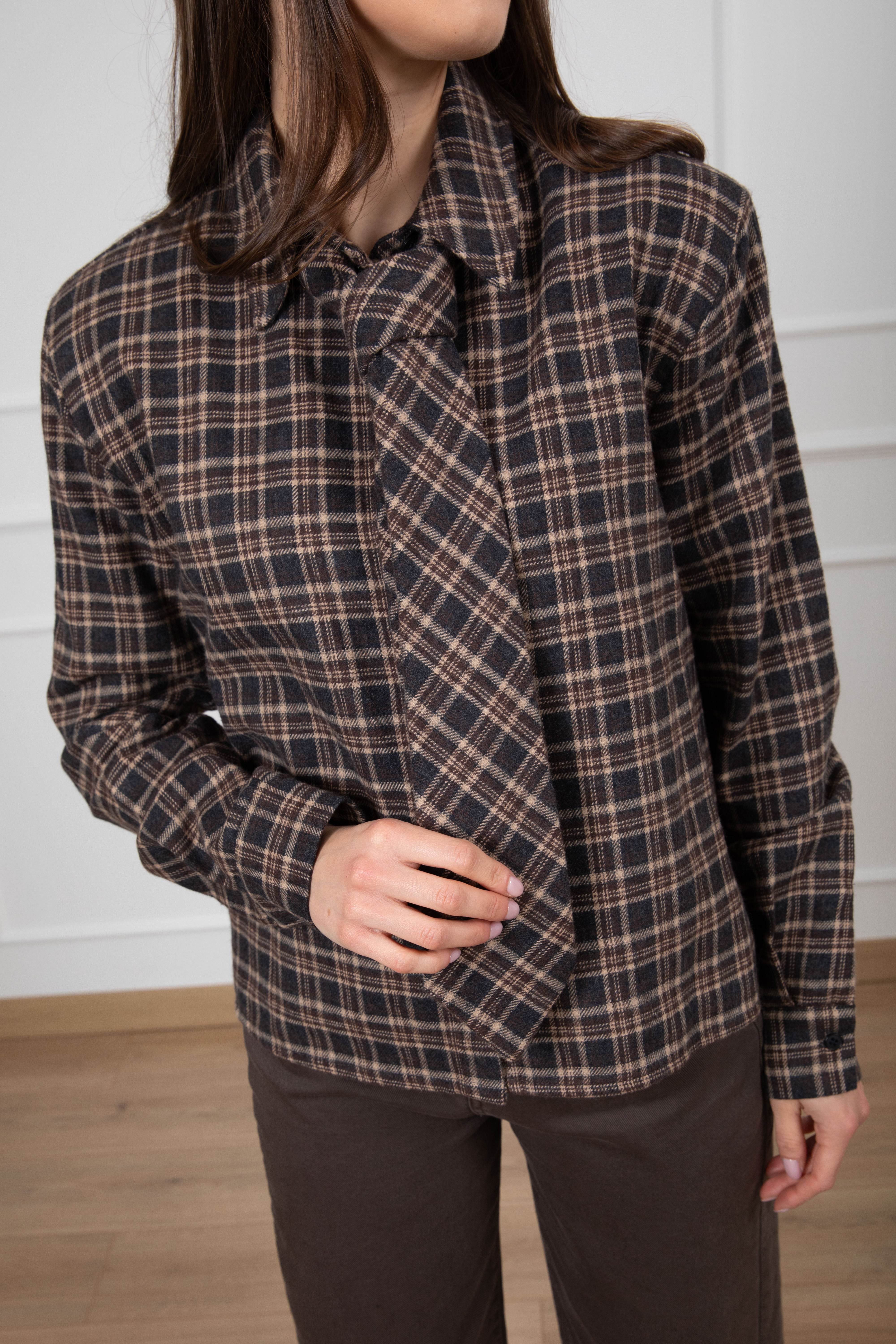 Camicia check in flanella con spallina imbottita e cravatta Tensione IN