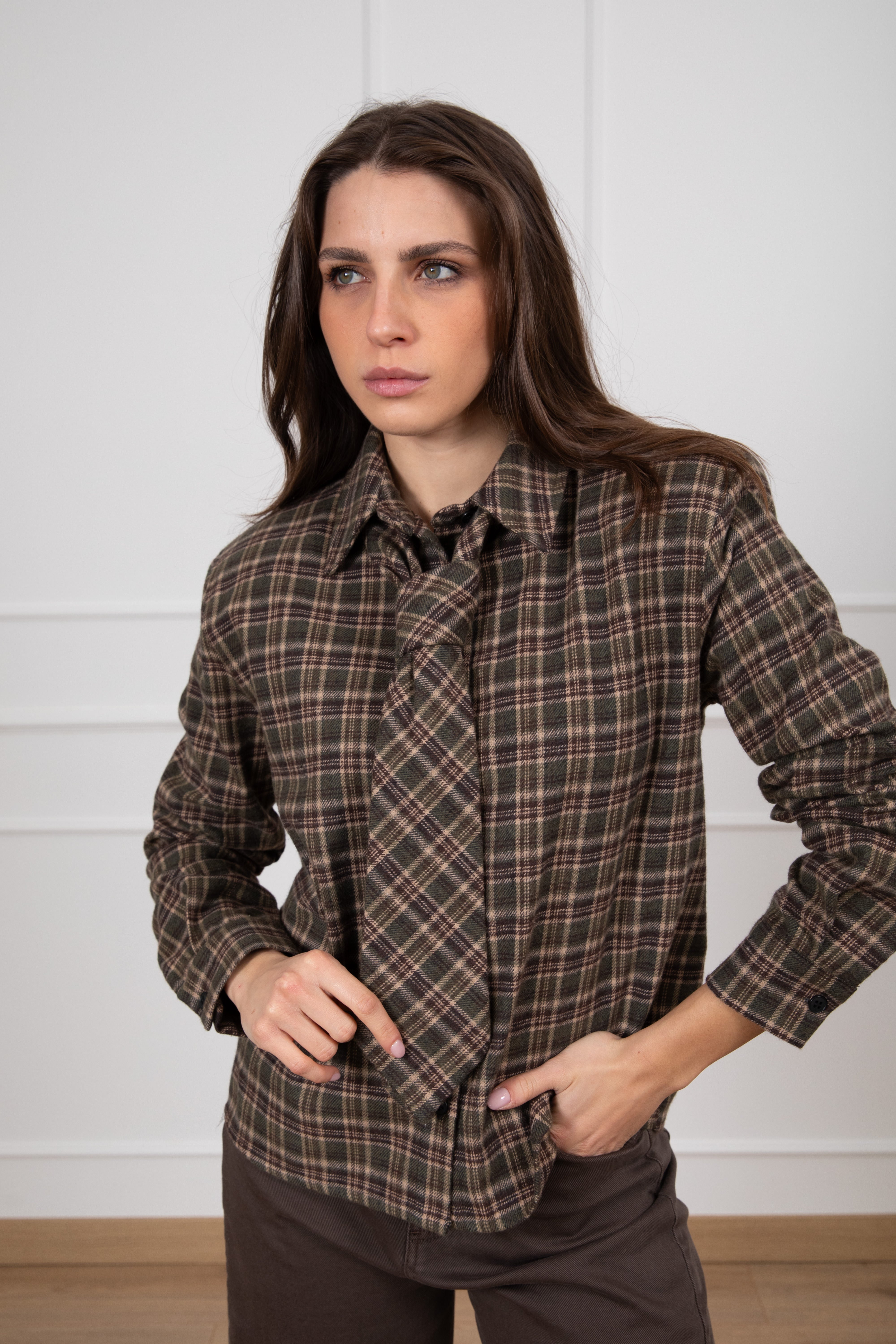 Camicia check in flanella con spallina imbottita e cravatta Tensione IN