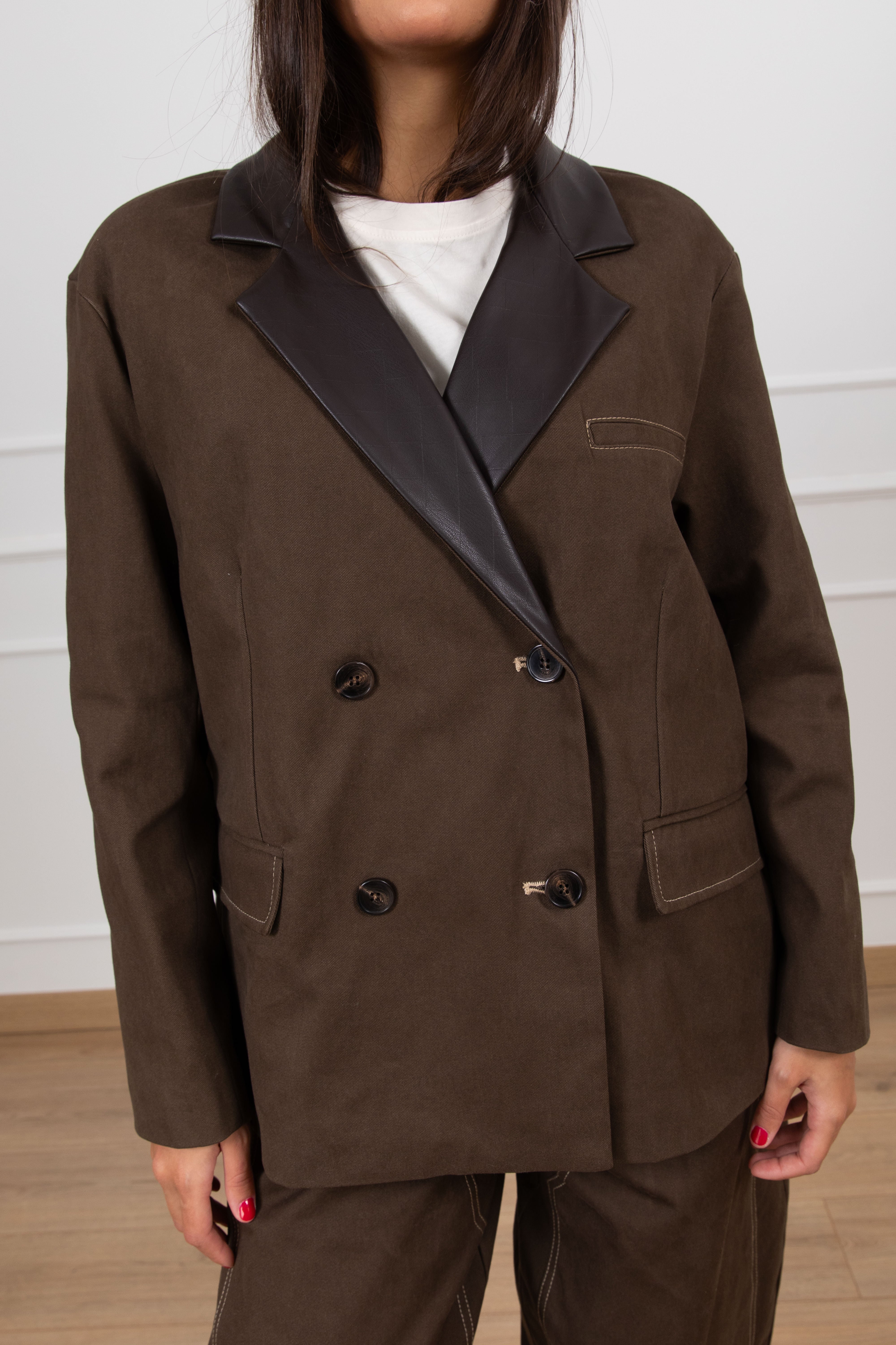 Giacca over-size con rever in eco-pelle intrecciata Tensione IN