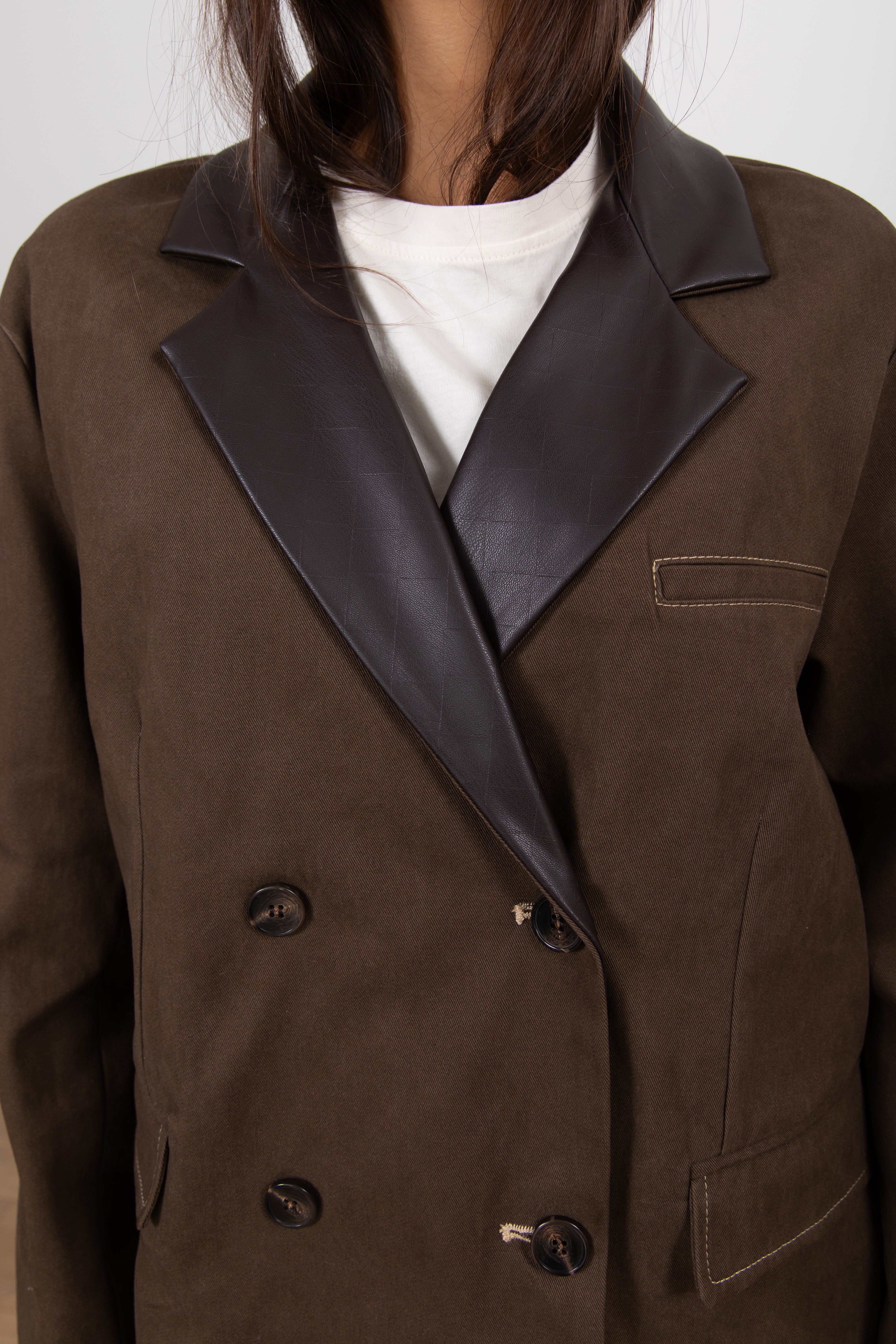 Giacca over-size con rever in eco-pelle intrecciata Tensione IN