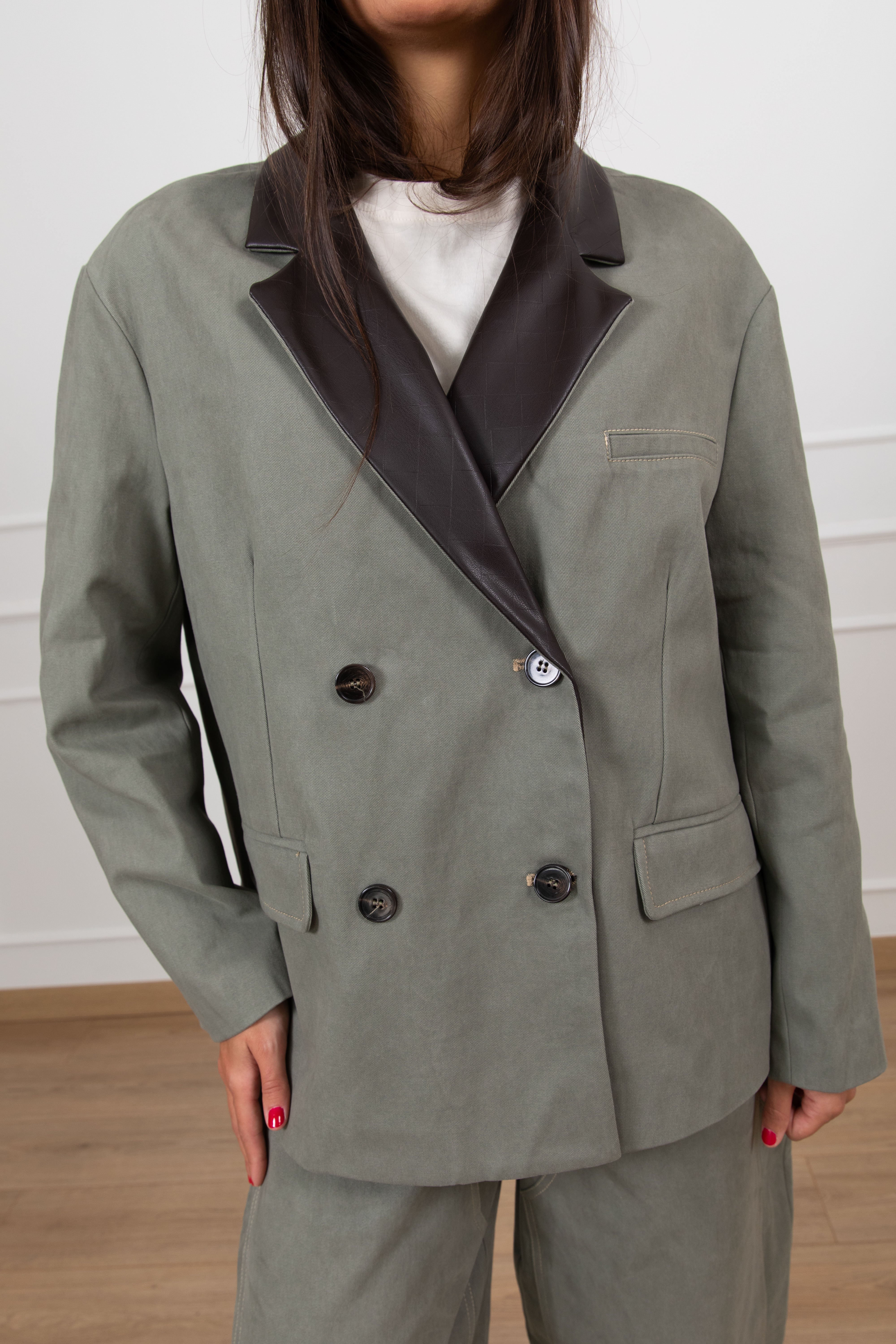 Giacca over-size con rever in eco-pelle intrecciata Tensione IN