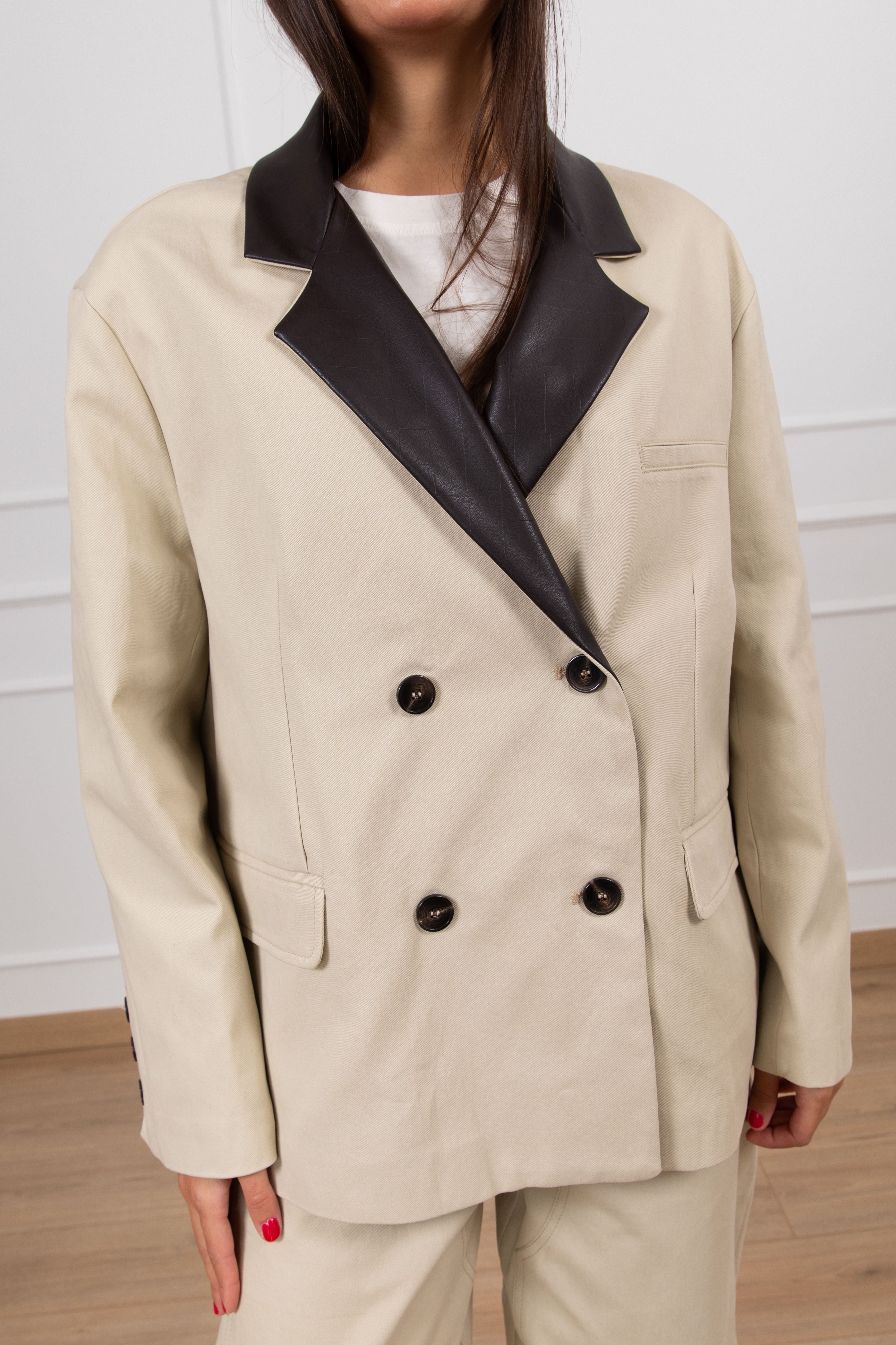 Giacca over-size con rever in eco-pelle intrecciata Tensione IN