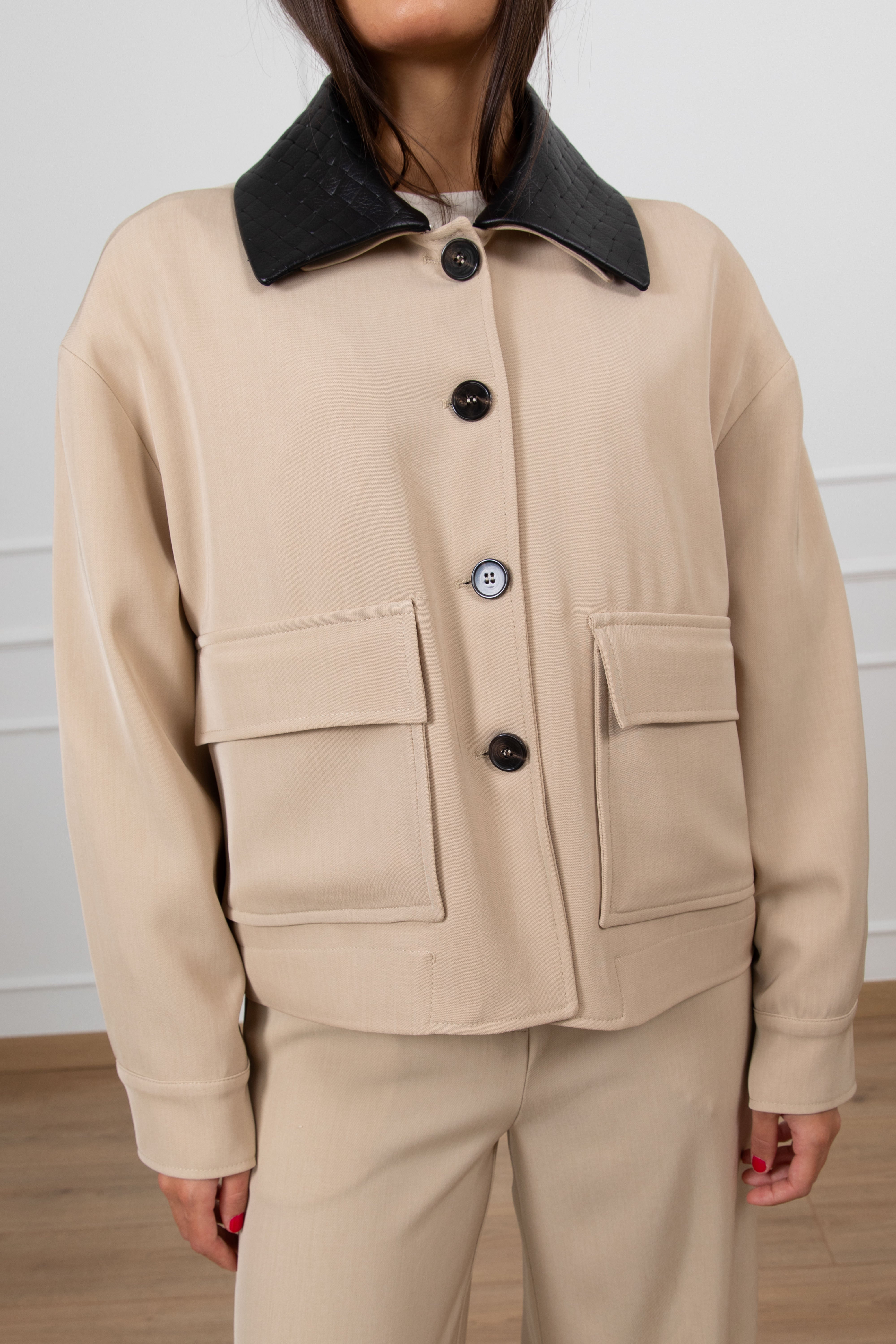 Giaccone con tasche e colletto in eco-pelle intrecciata Tensione IN