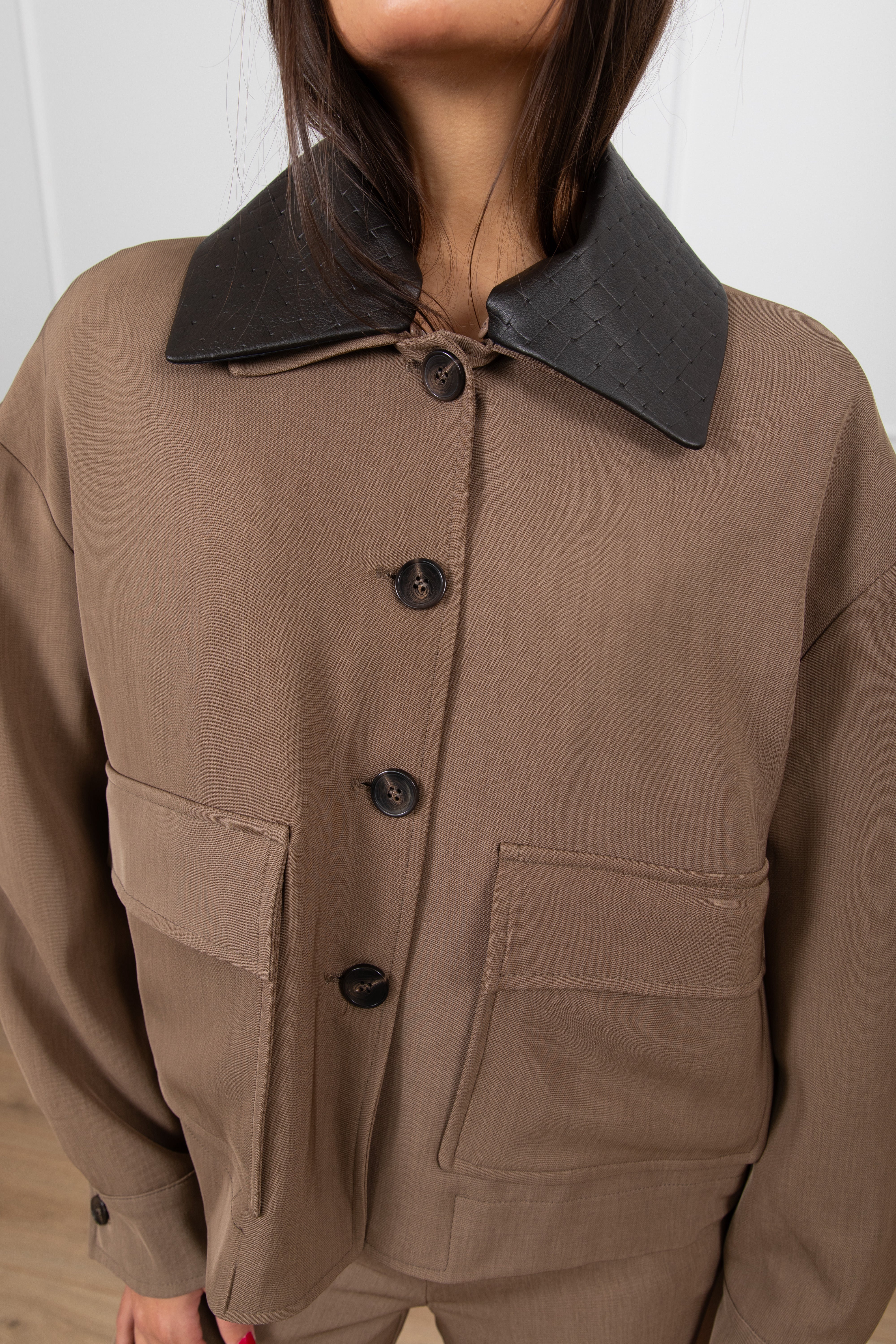 Giaccone con tasche e colletto in eco-pelle intrecciata Tensione IN