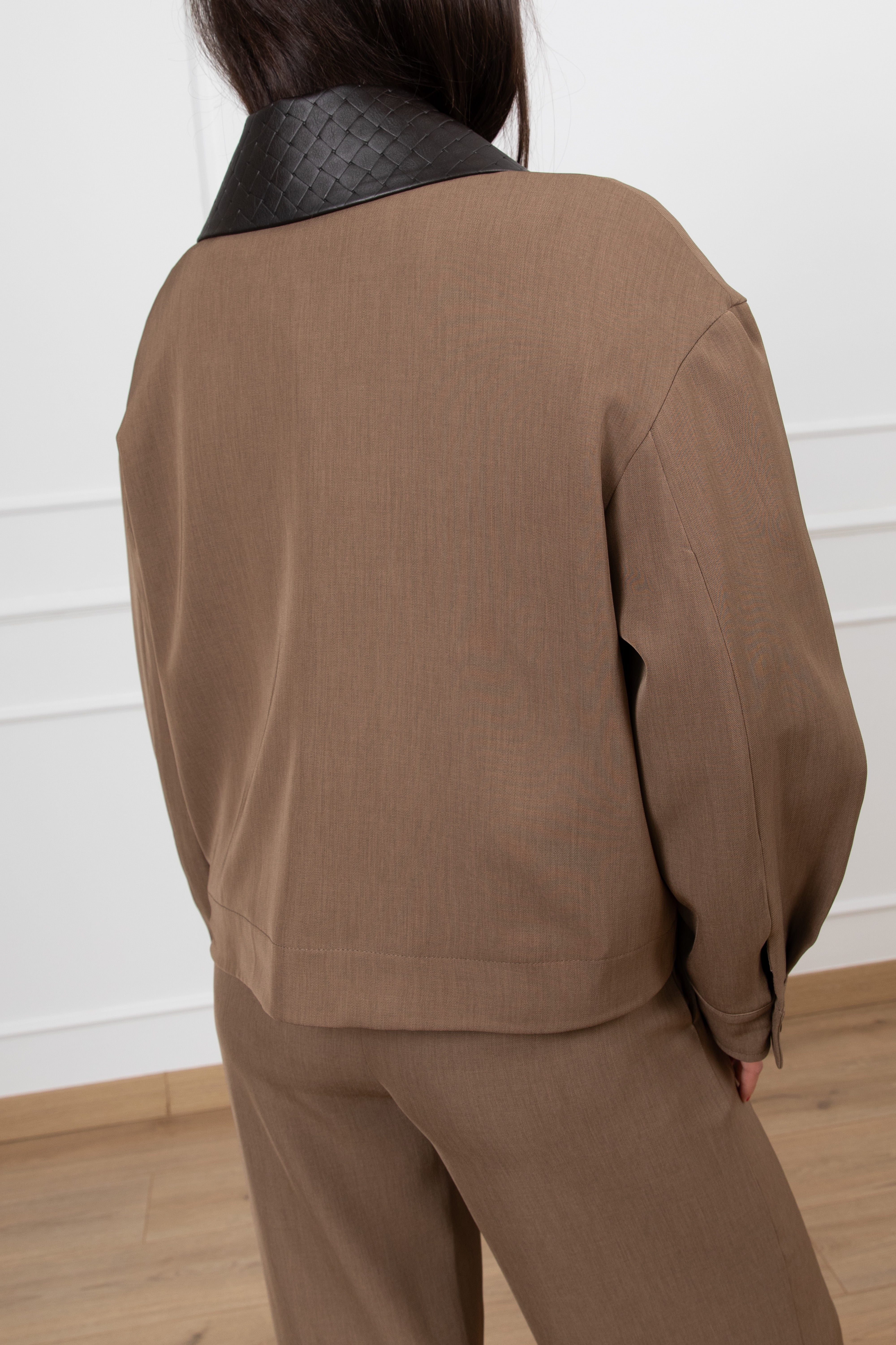 Giaccone con tasche e colletto in eco-pelle intrecciata Tensione IN