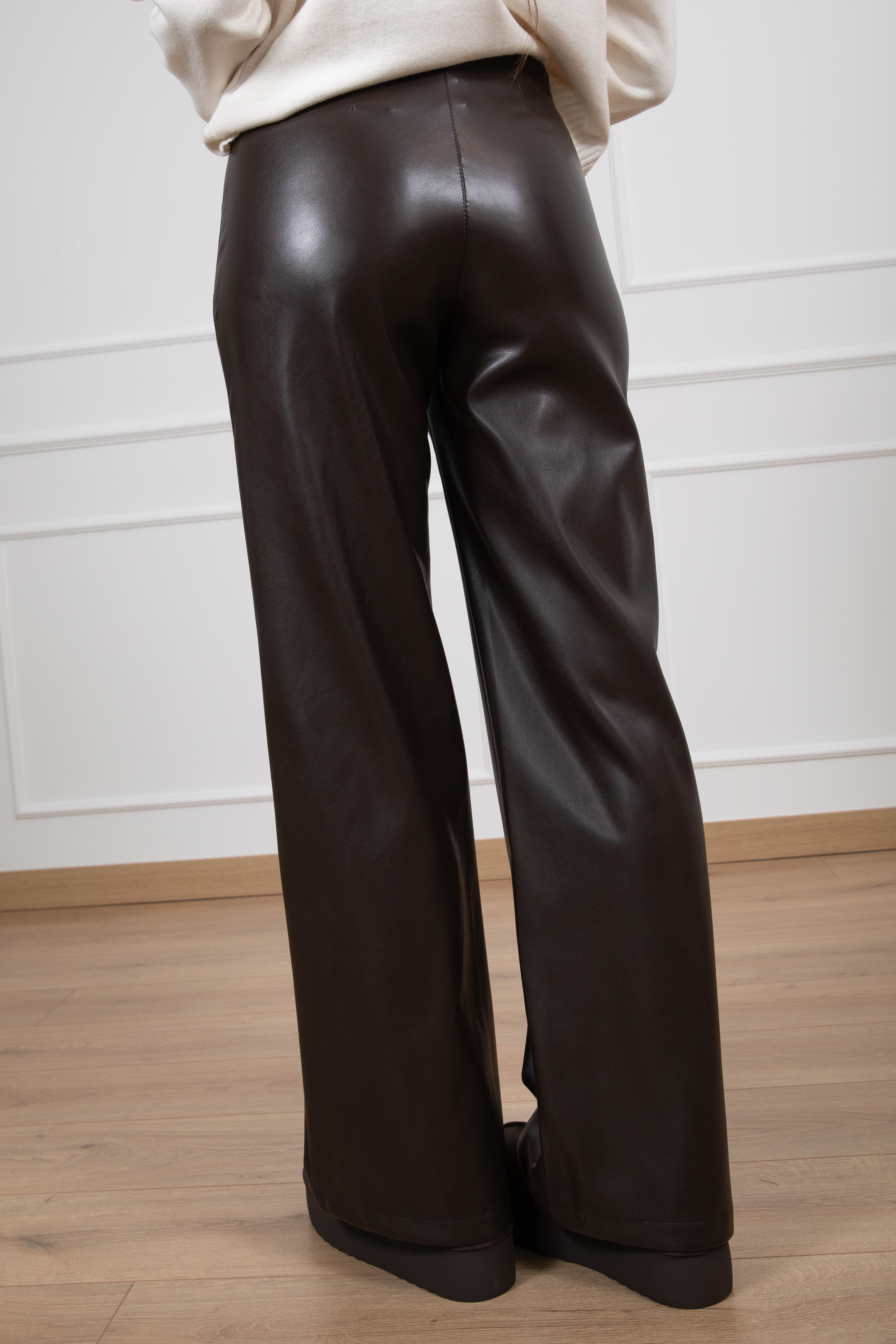 Pantalone gamba dritta in eco-pelle con cuciture Tensione IN