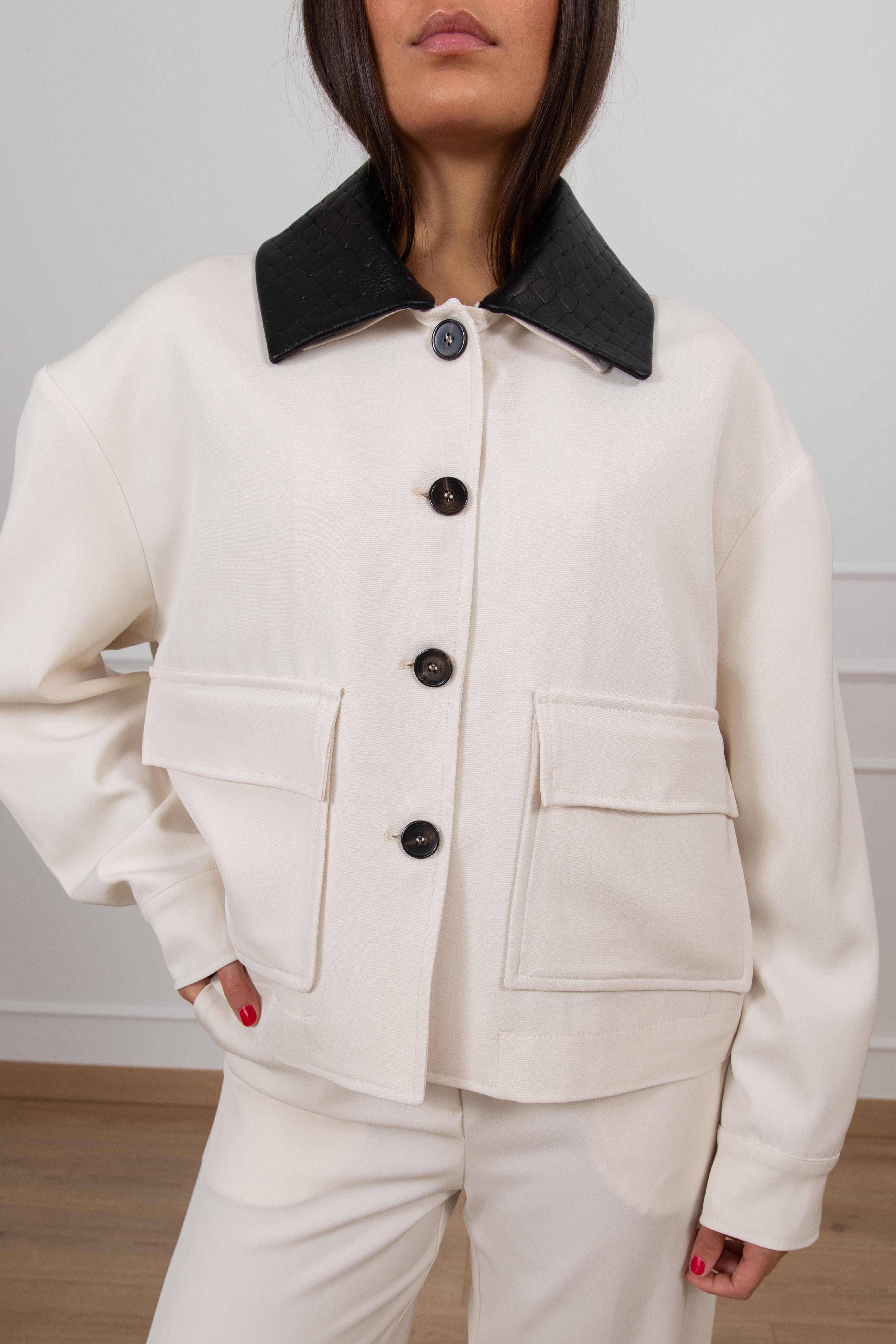 Giaccone con tasche e colletto in eco-pelle intrecciata Tensione IN