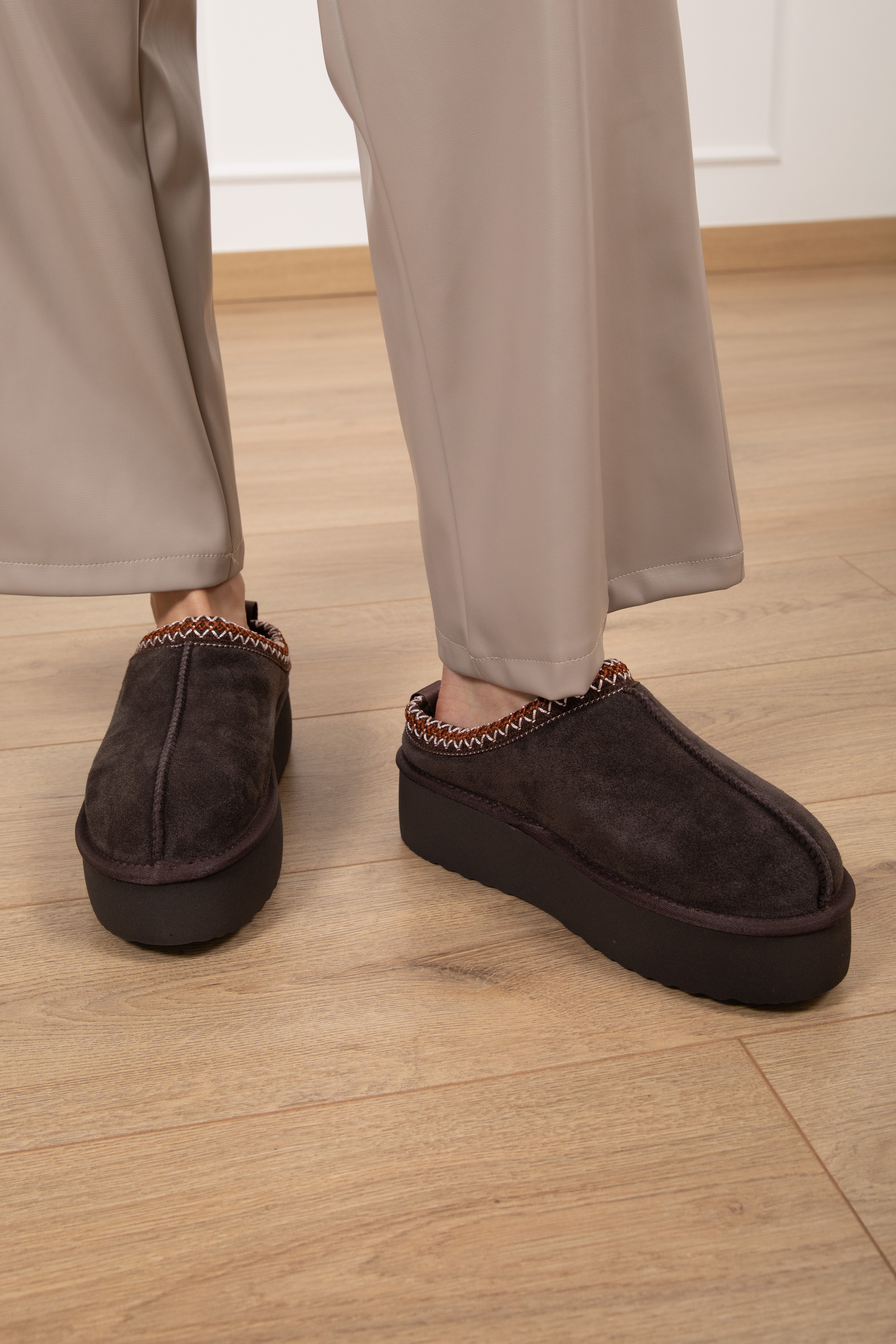 Mules platform in camoscio con ricamo Attika