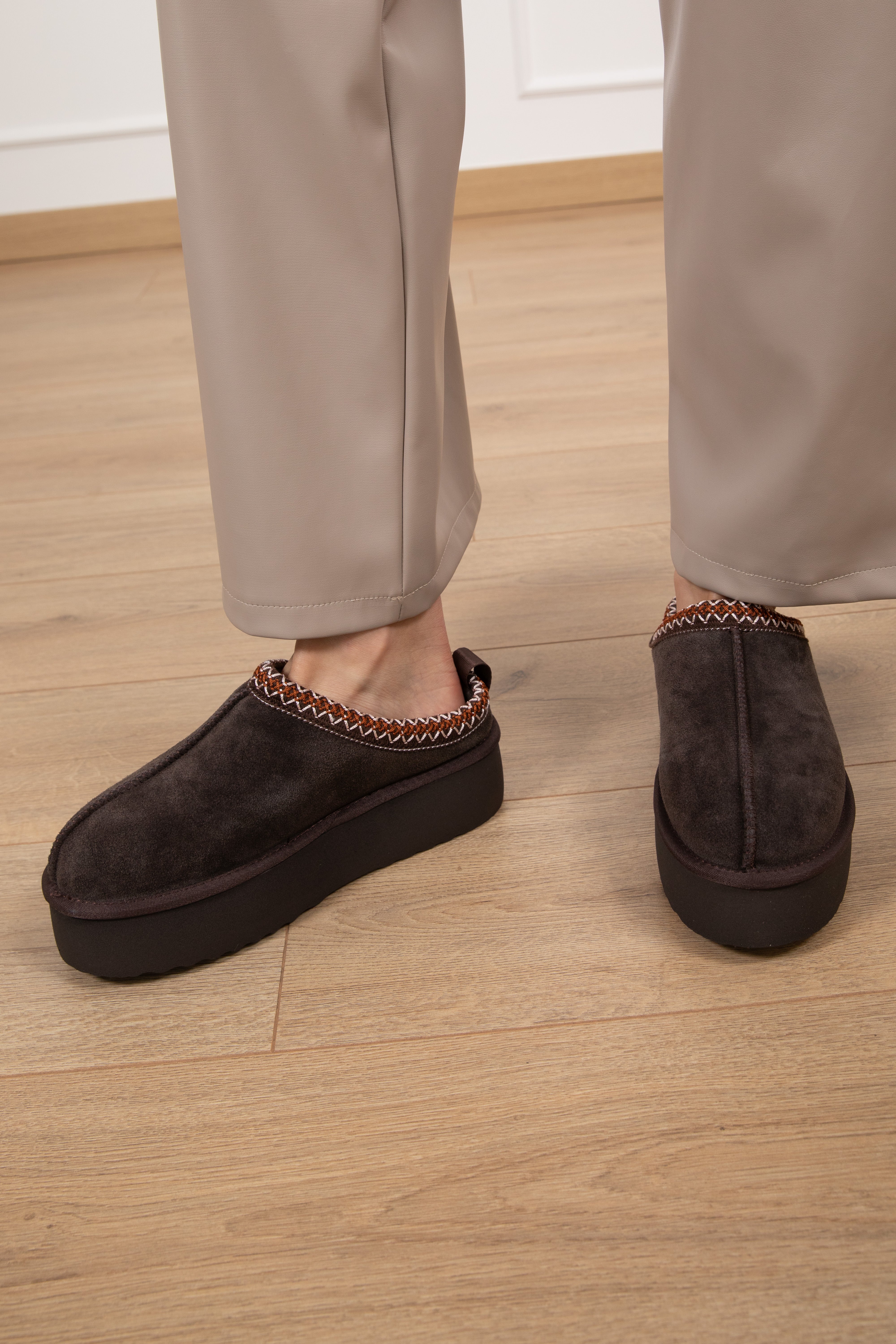 Mules platform in camoscio con ricamo Attika