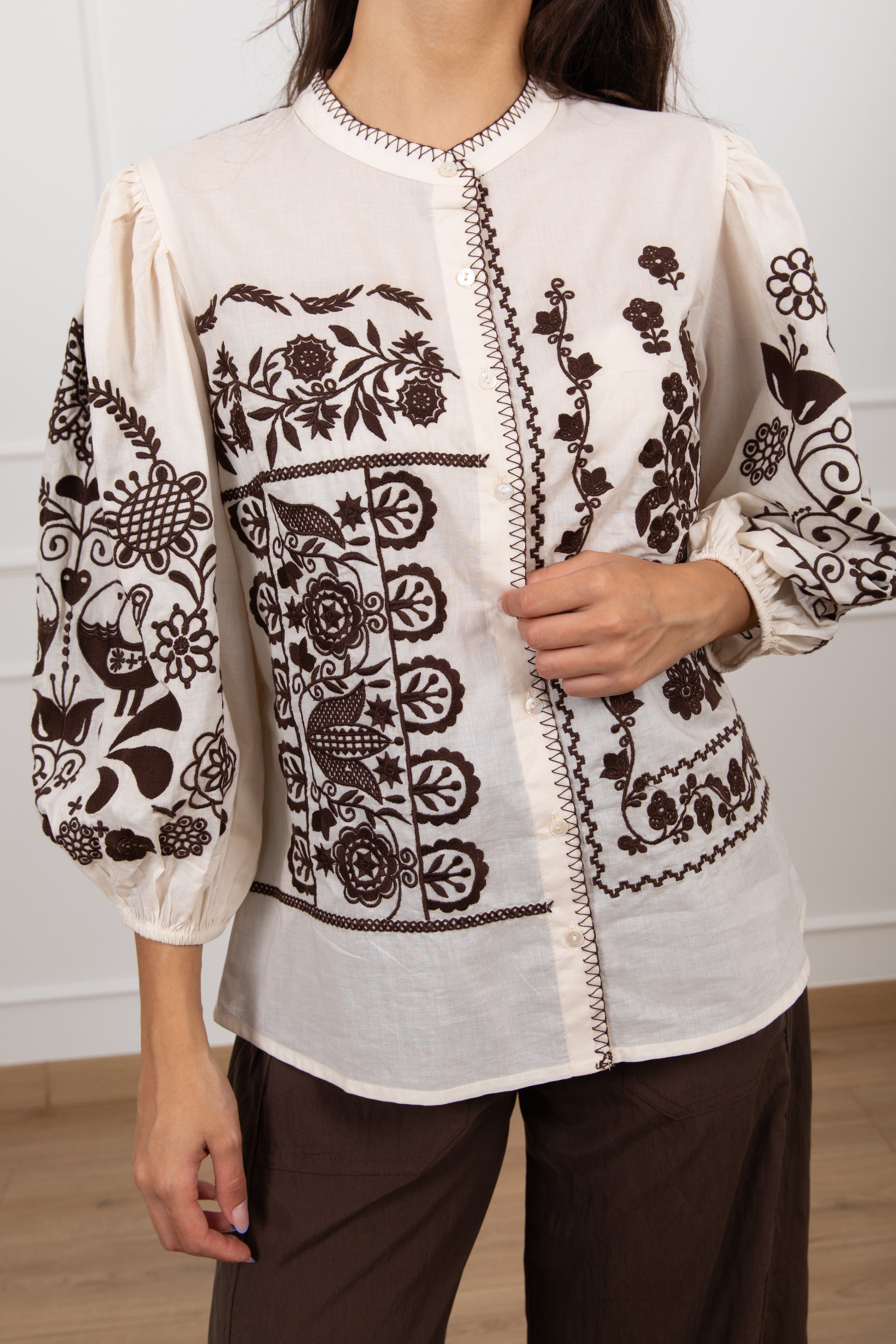 Camicia con ricami a contrasto Tensione IN