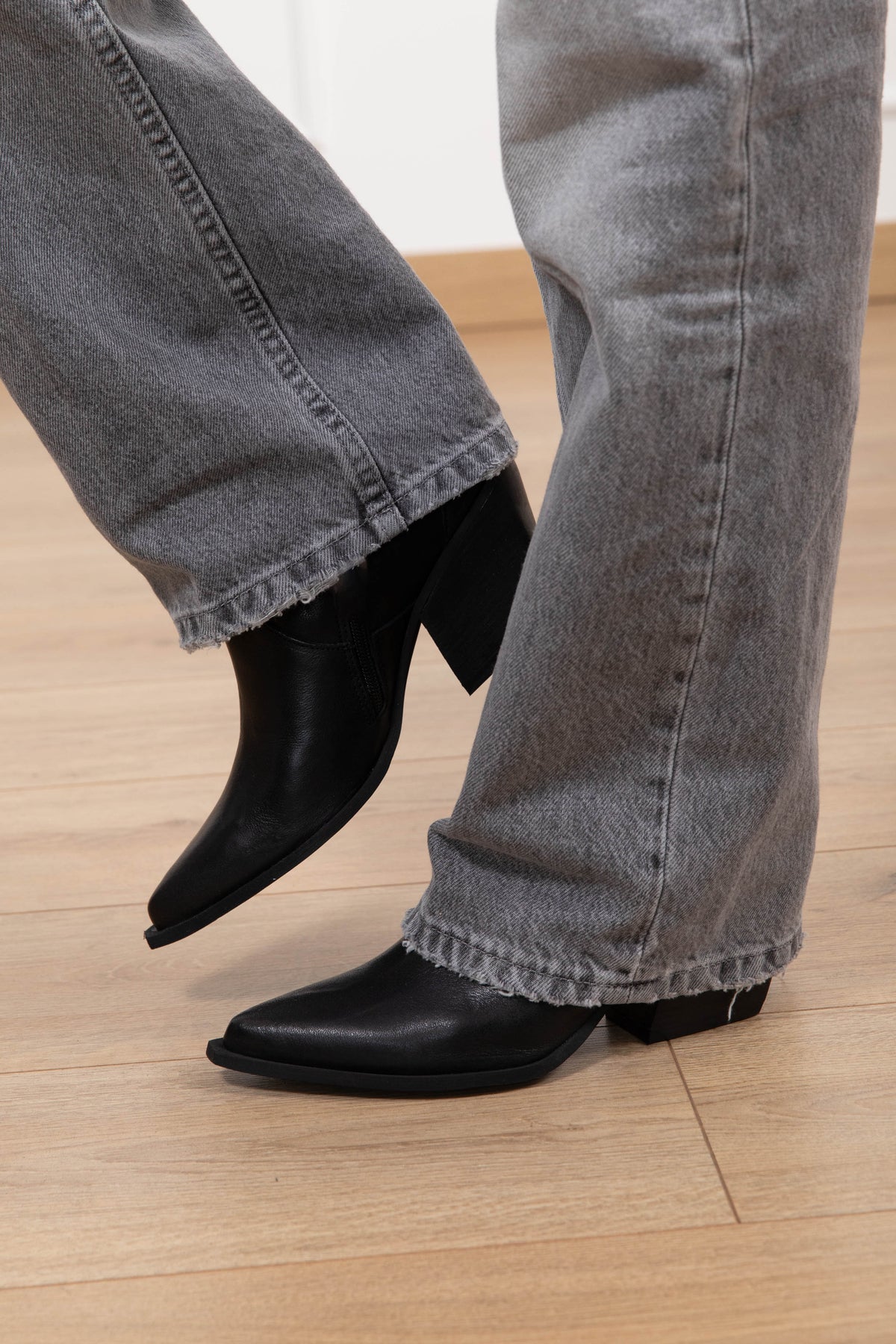 Texano basso in pelle variante nero Attika