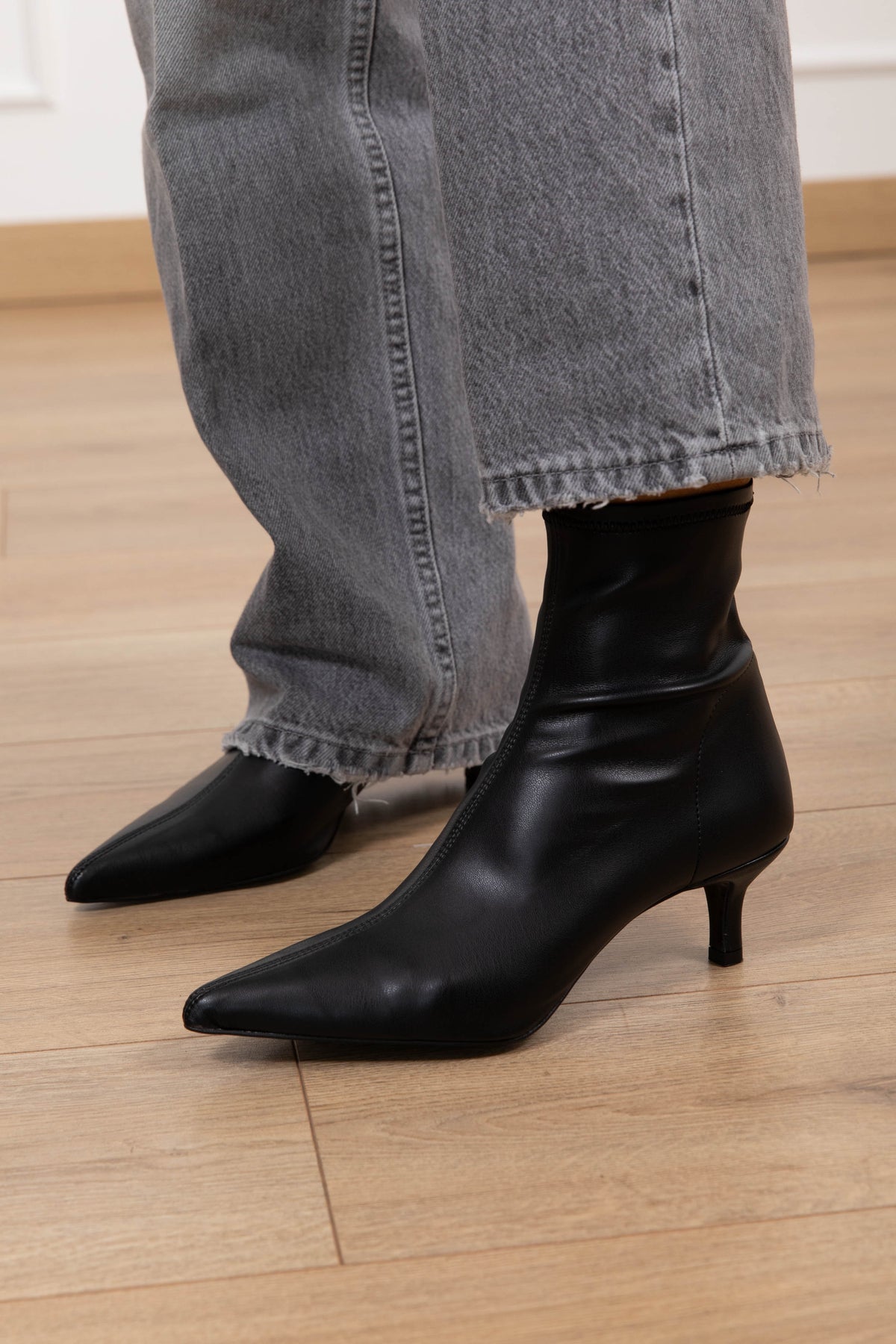 Stivaletto calzino a punta variante nero Ovyè