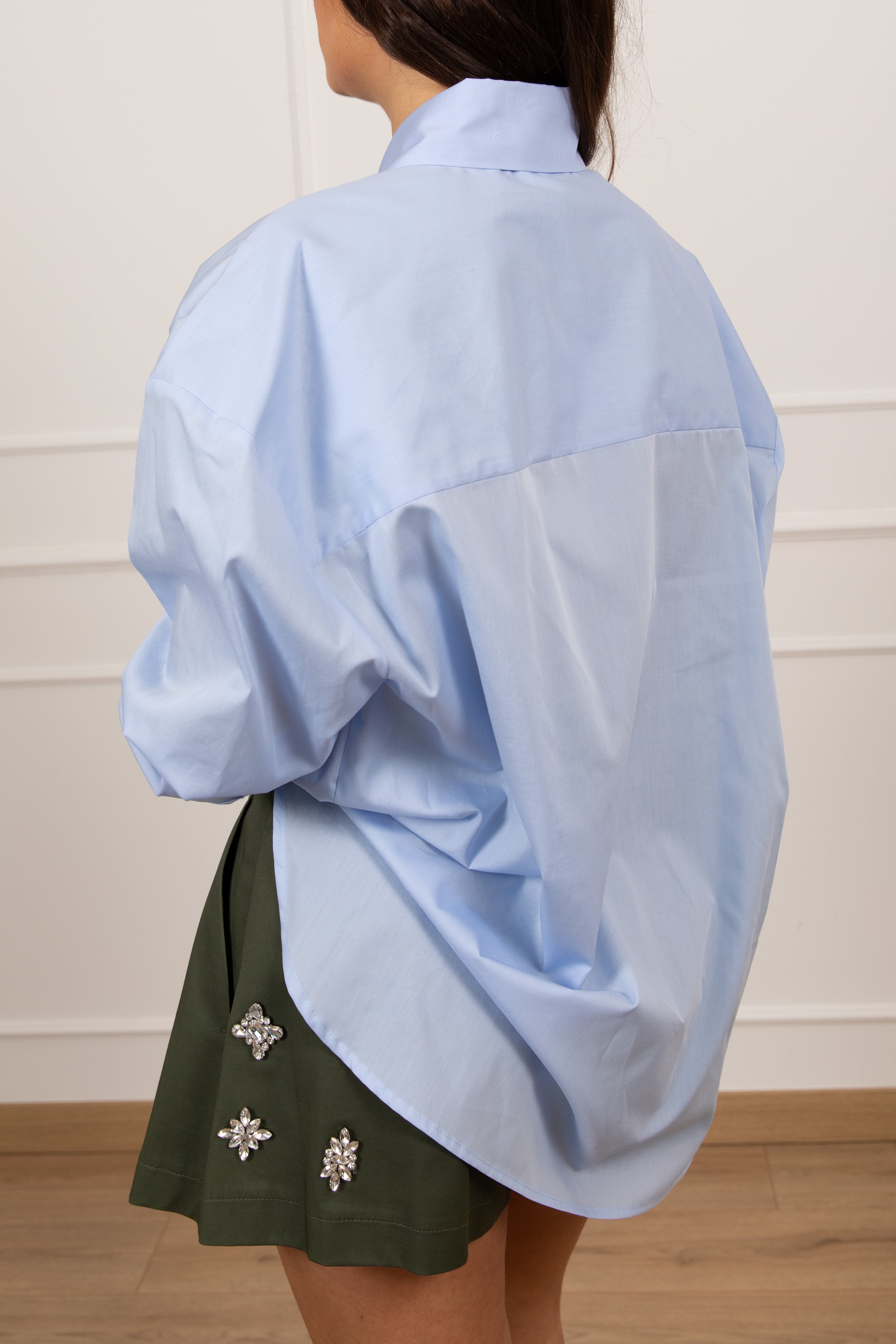 Camicia con applicazioni gioiello sul colletto ViCOLO