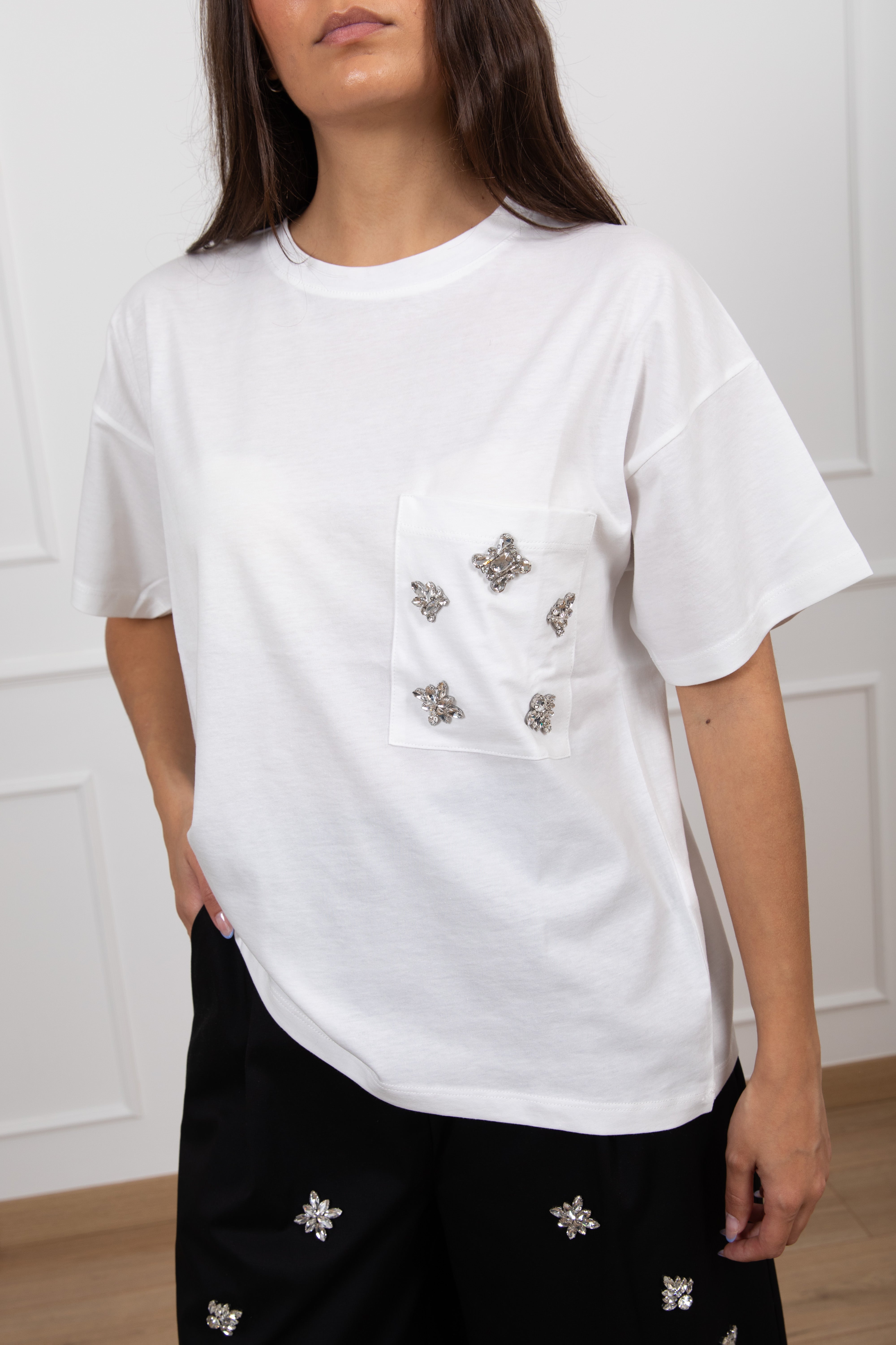 T-shirt con applicazioni gioiello sulla tasca ViCOLO
