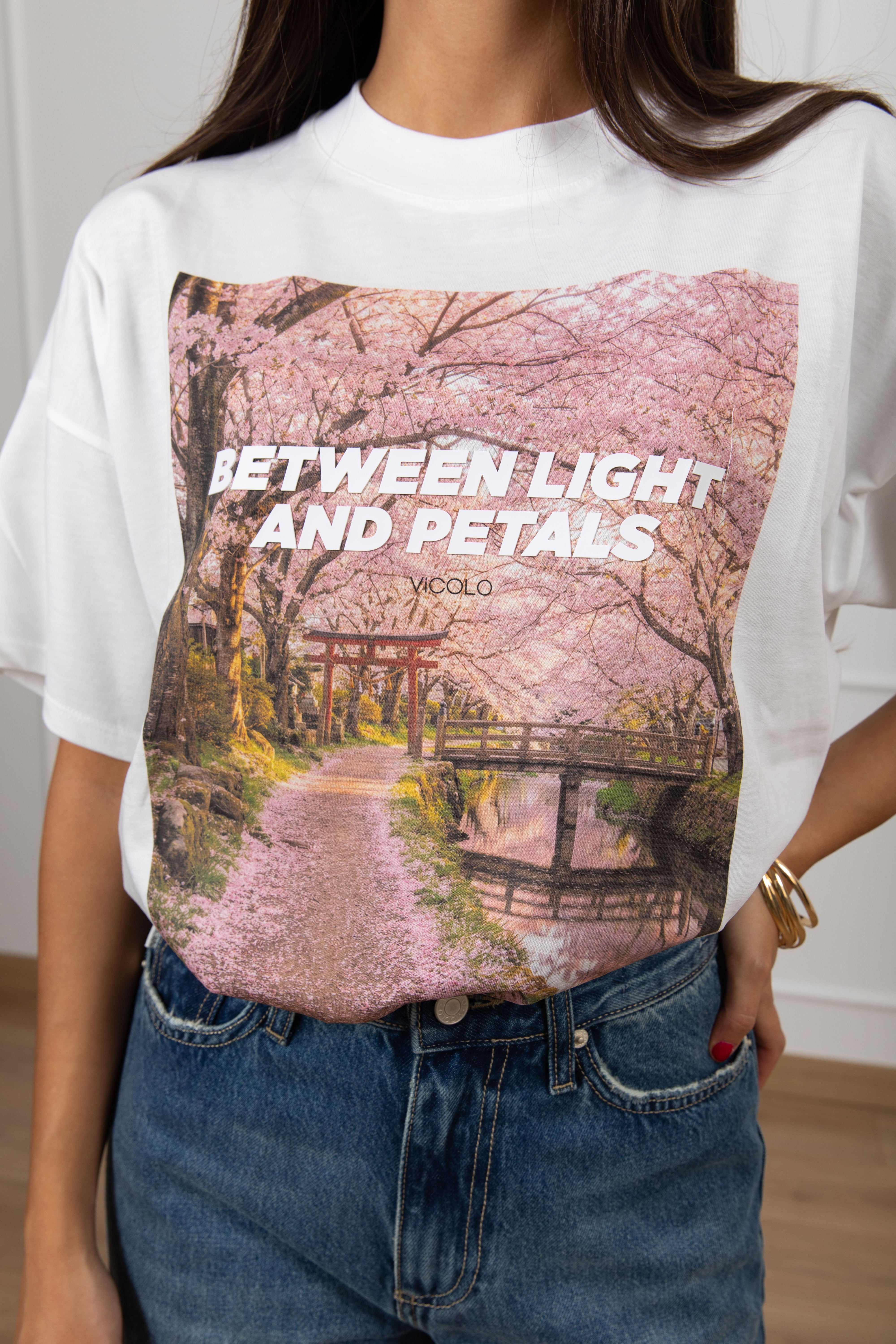 T-shirt over-size "Between light and petals" ViCOLO
