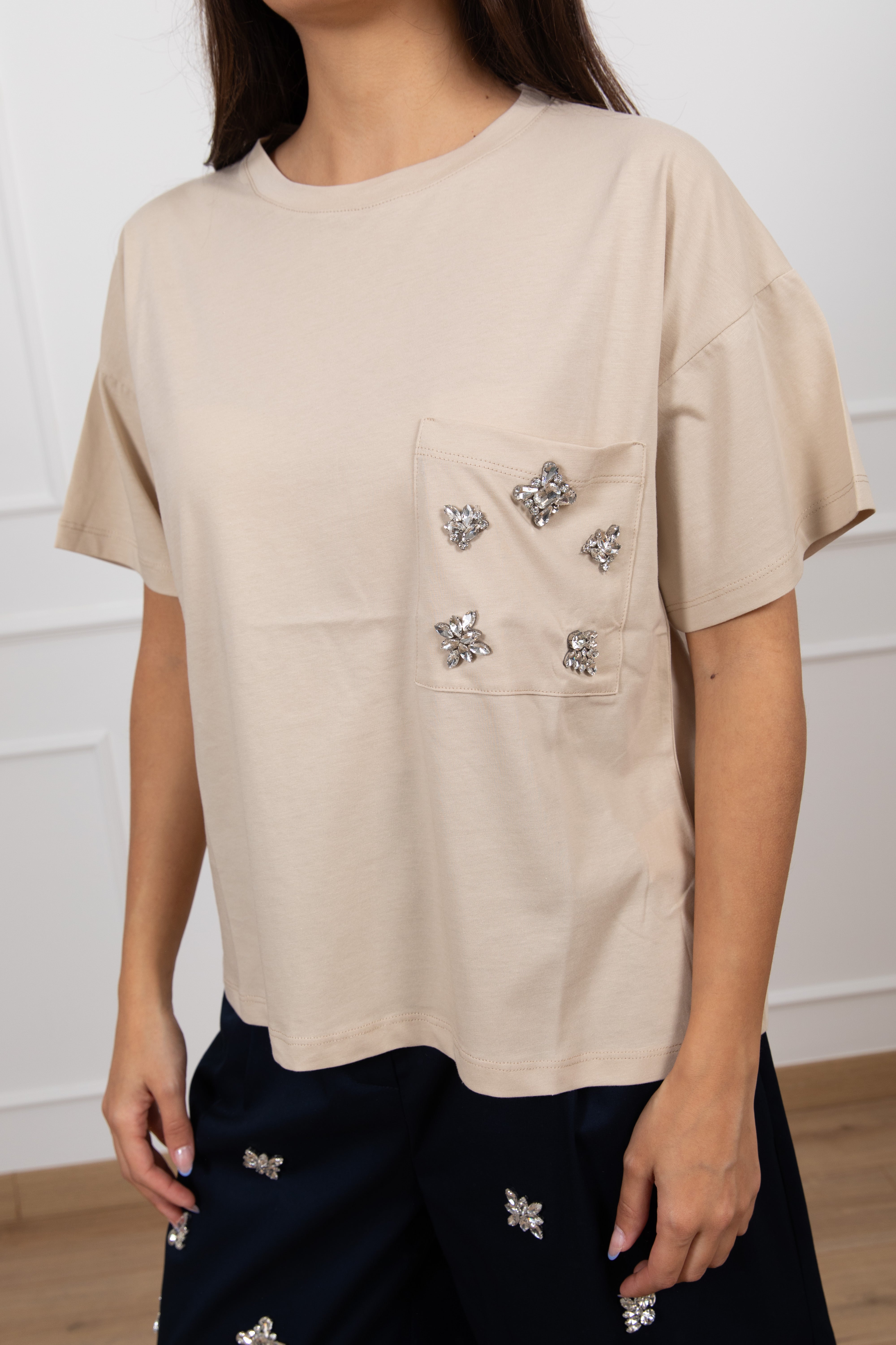 T-shirt con applicazioni gioiello sulla tasca ViCOLO