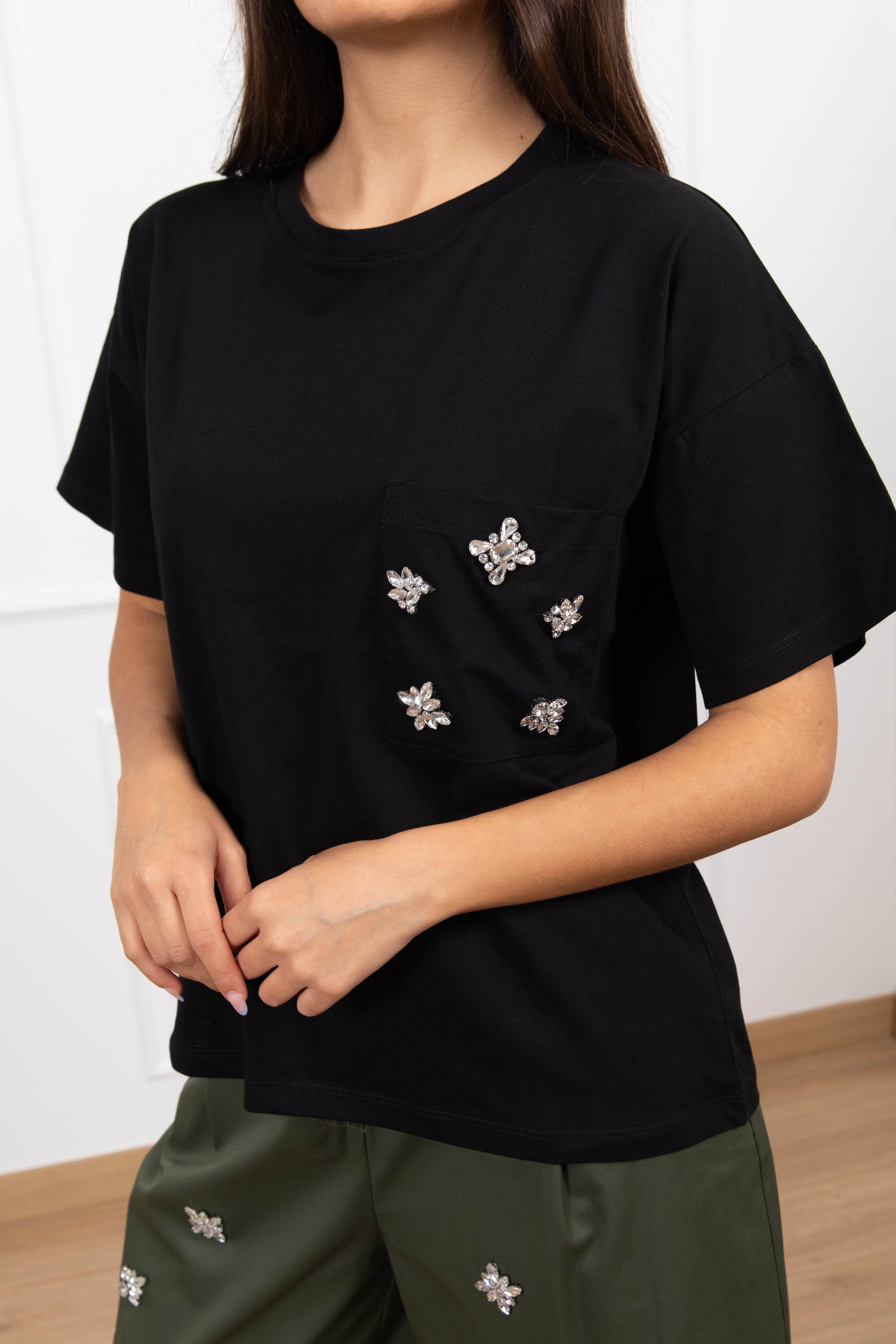 T-shirt con applicazioni gioiello sulla tasca ViCOLO