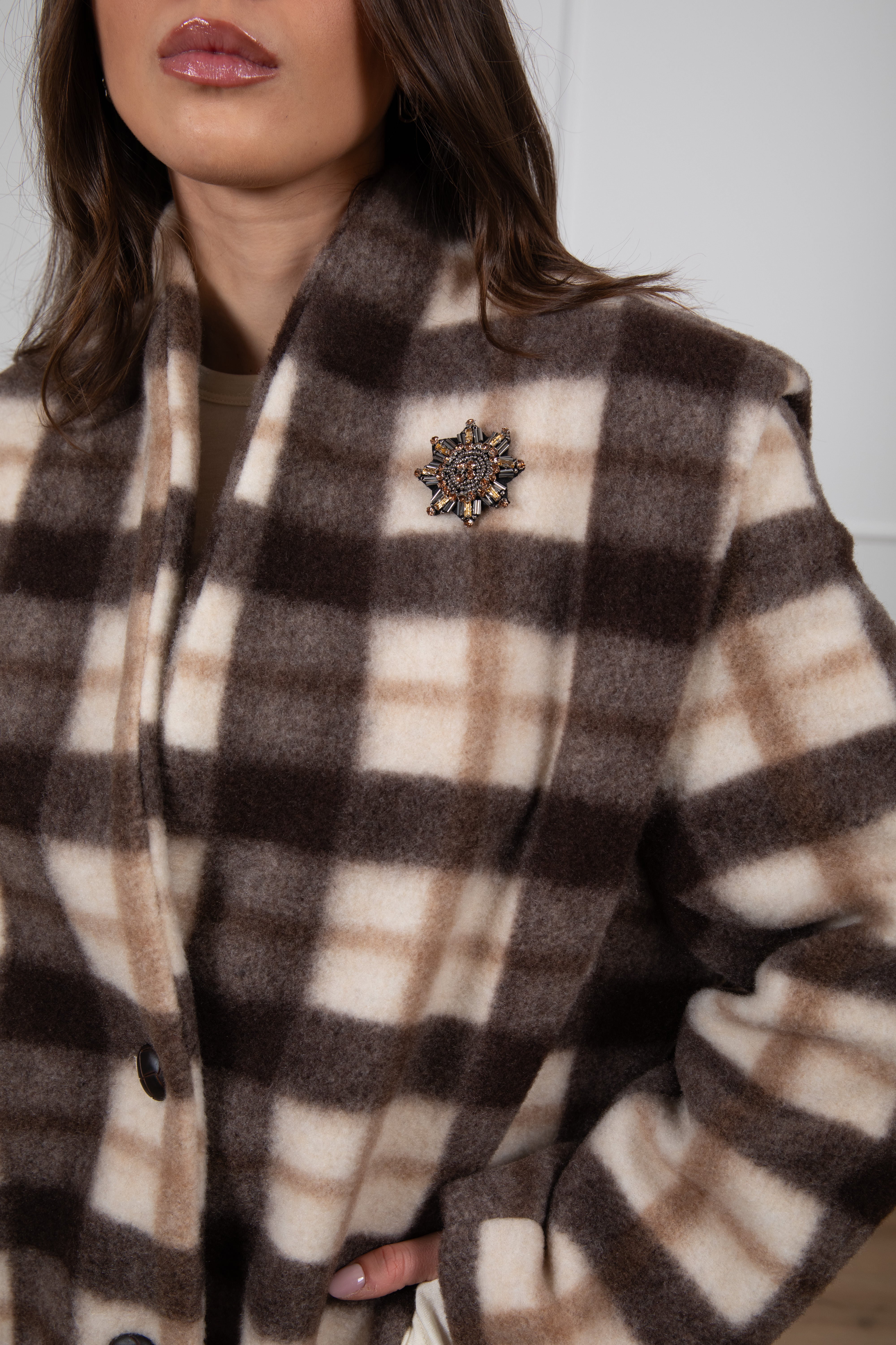 Giaccone check in lana pettinata con aletta e spilla Motel