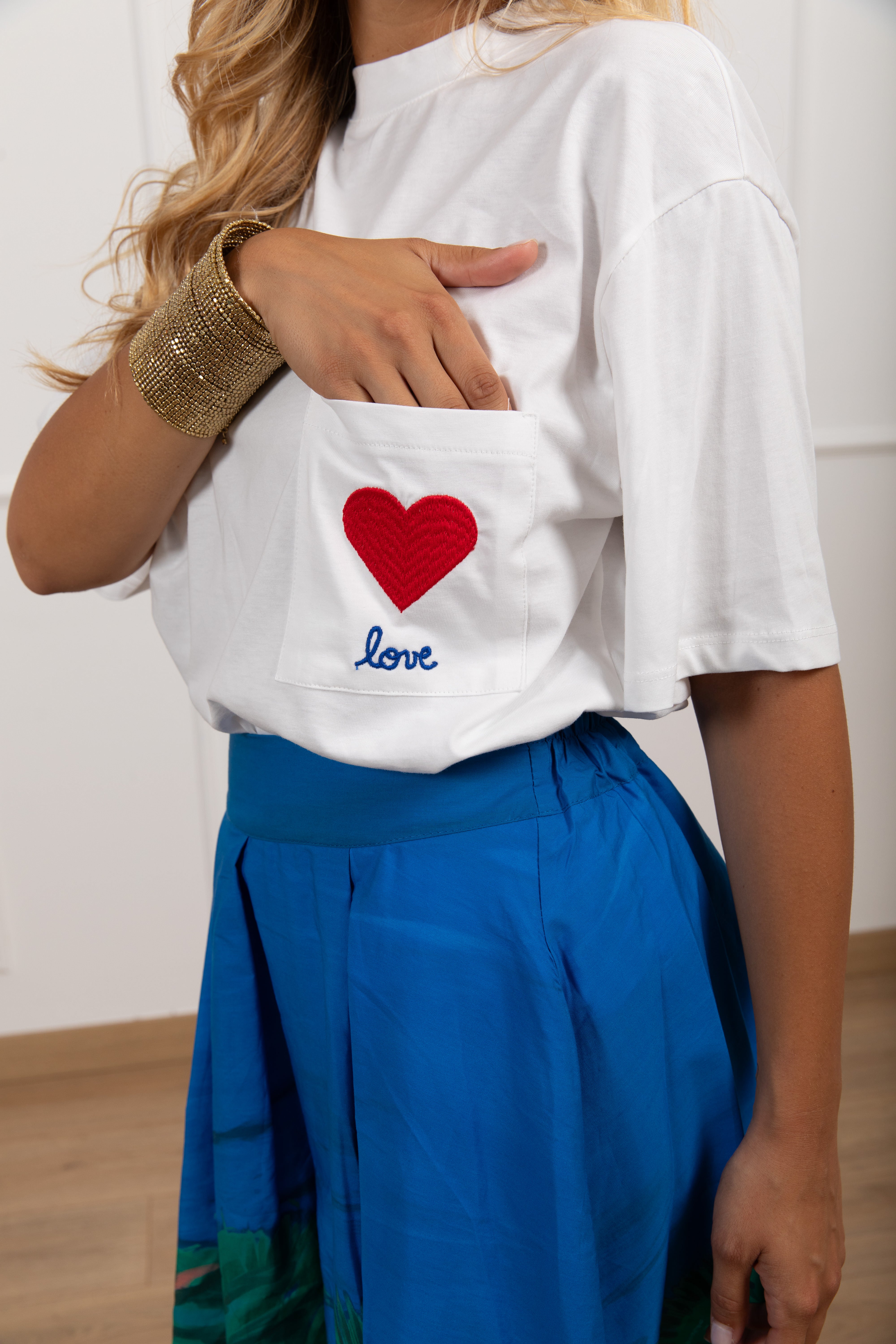 T-shirt over-size con tasca ricamata Tensione IN