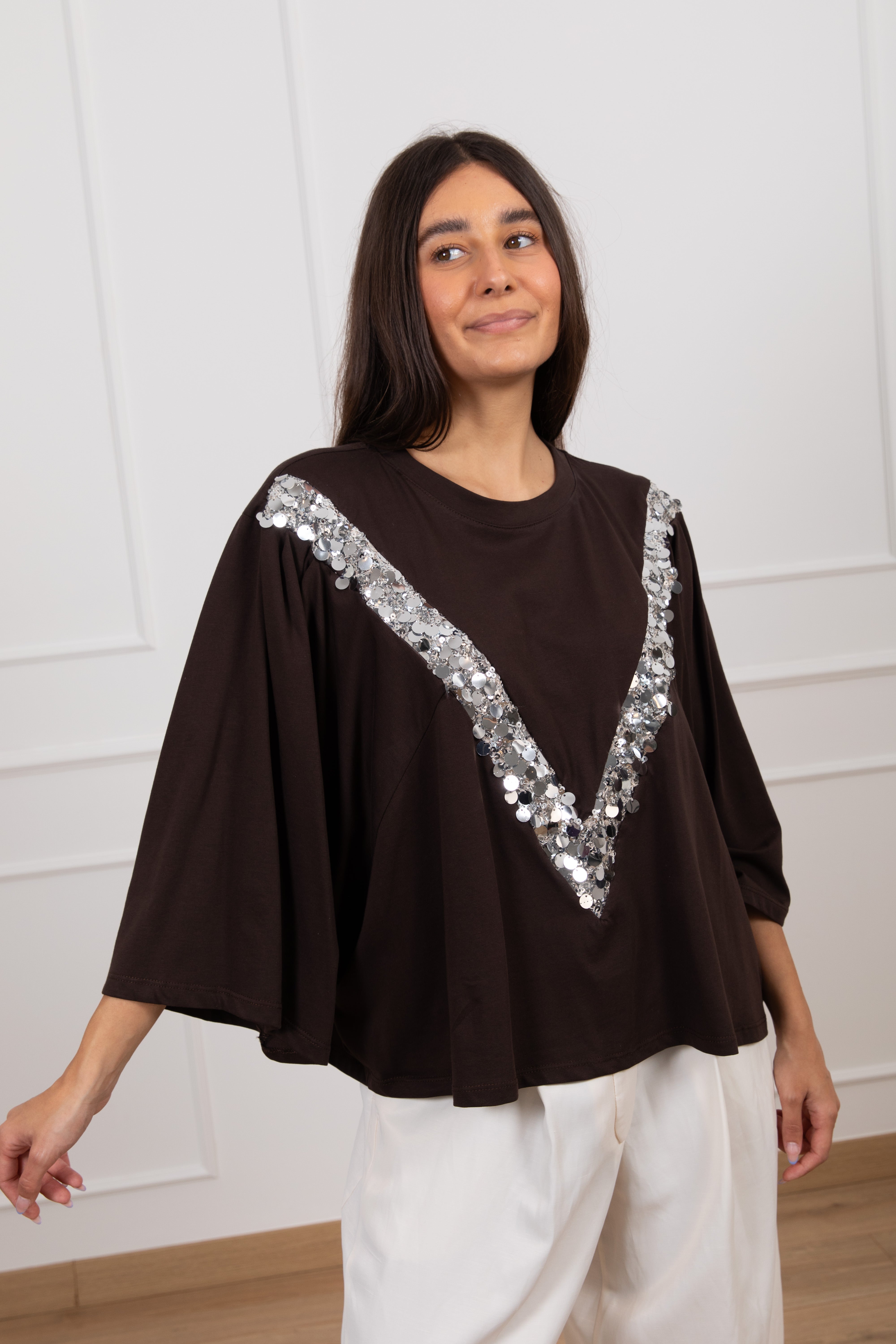 T-shirt manica pipistrello con "V" paillettes Tensione IN