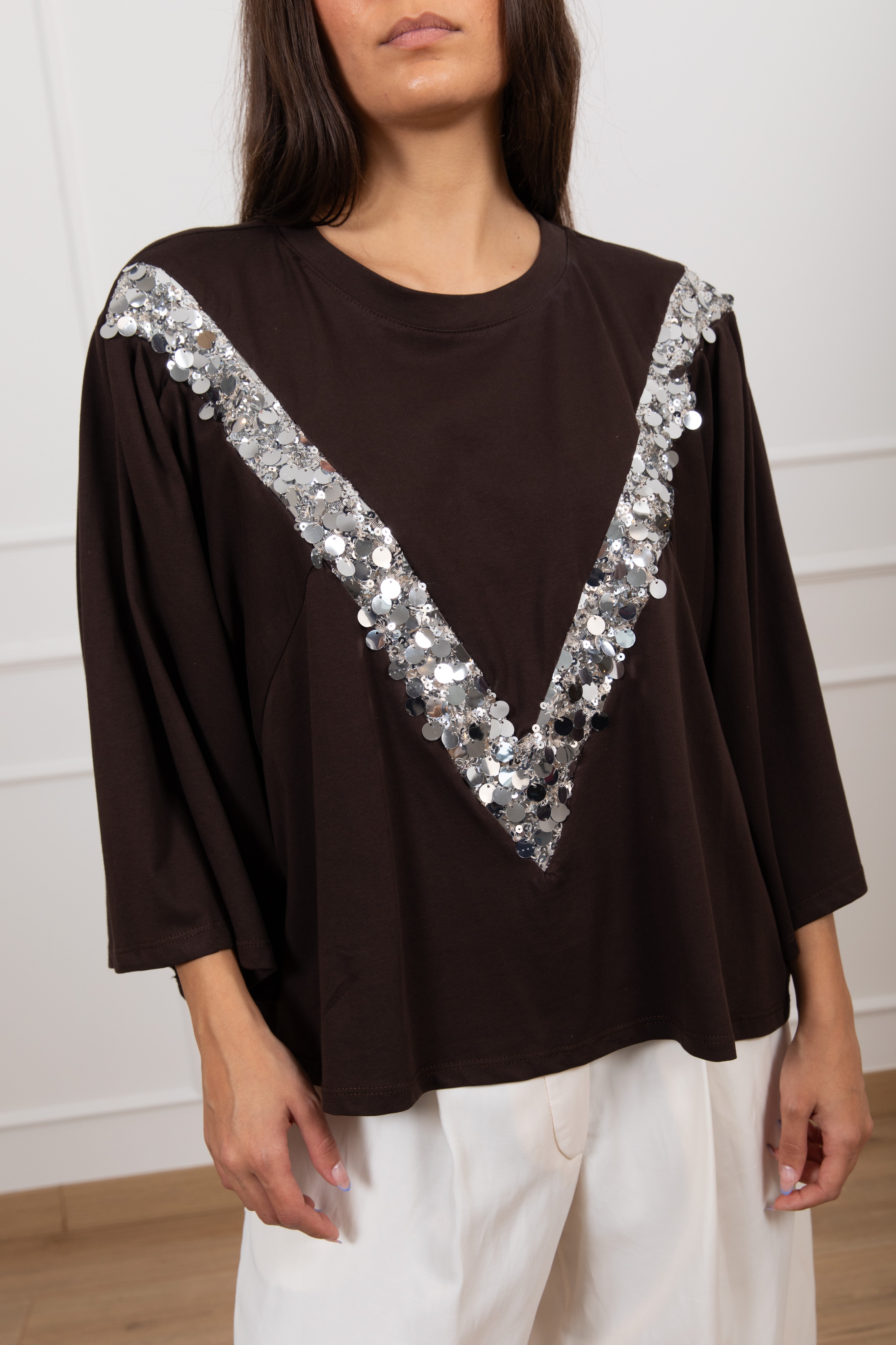 T-shirt manica pipistrello con "V" paillettes Tensione IN