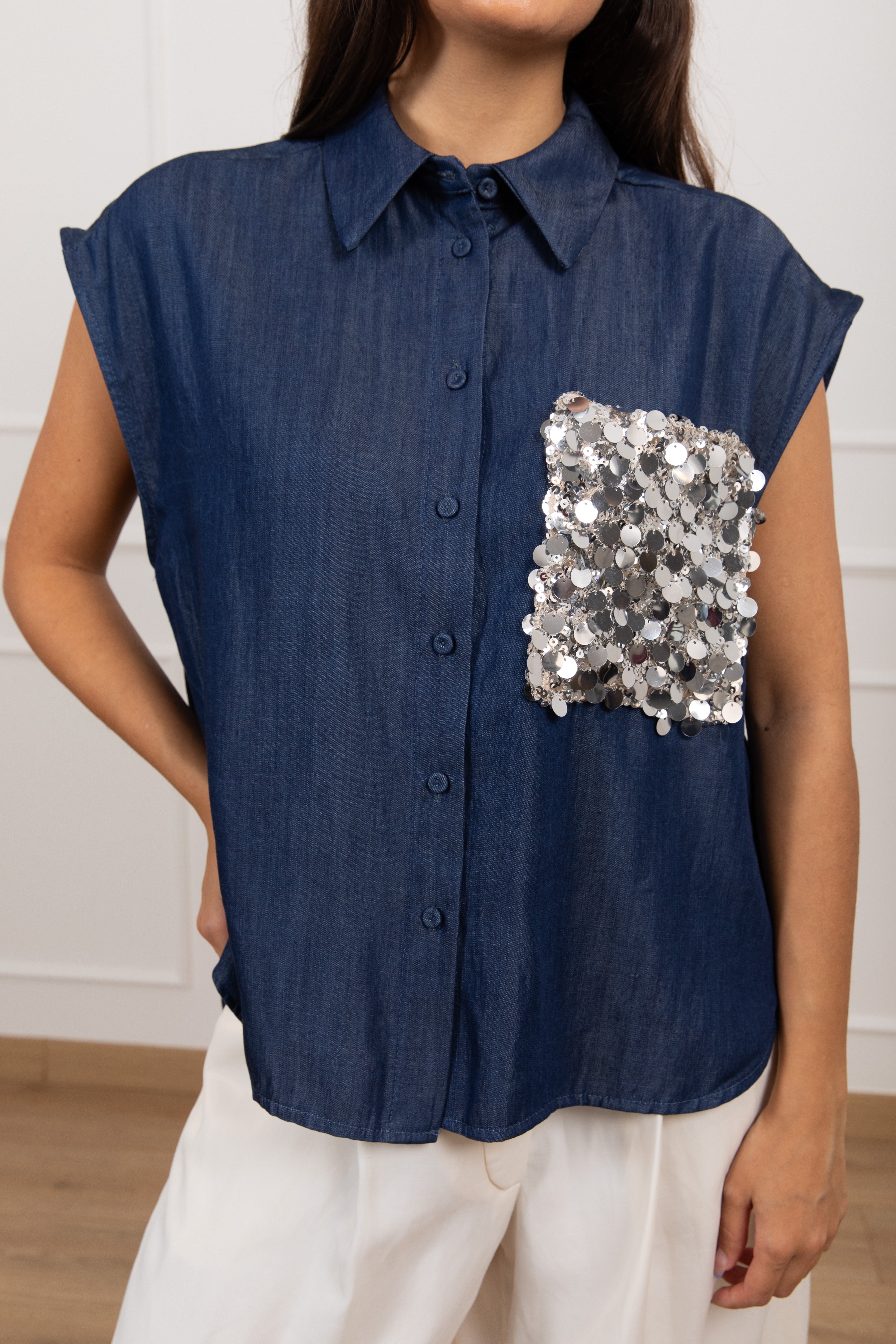 Camicia smanicata in chambrix blu con tasca paillettes Tensione IN
