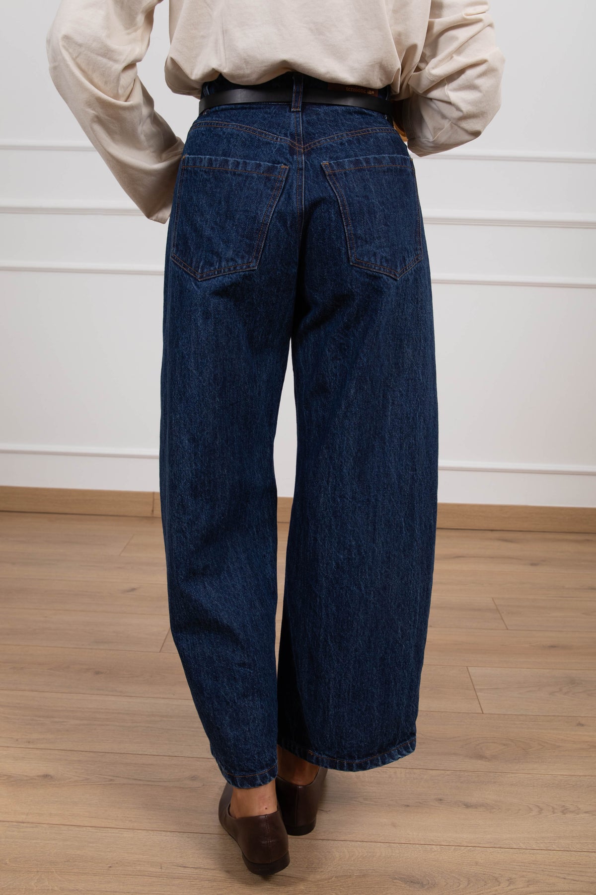 Jeans lavaggio blu con cintura placca Tensione IN