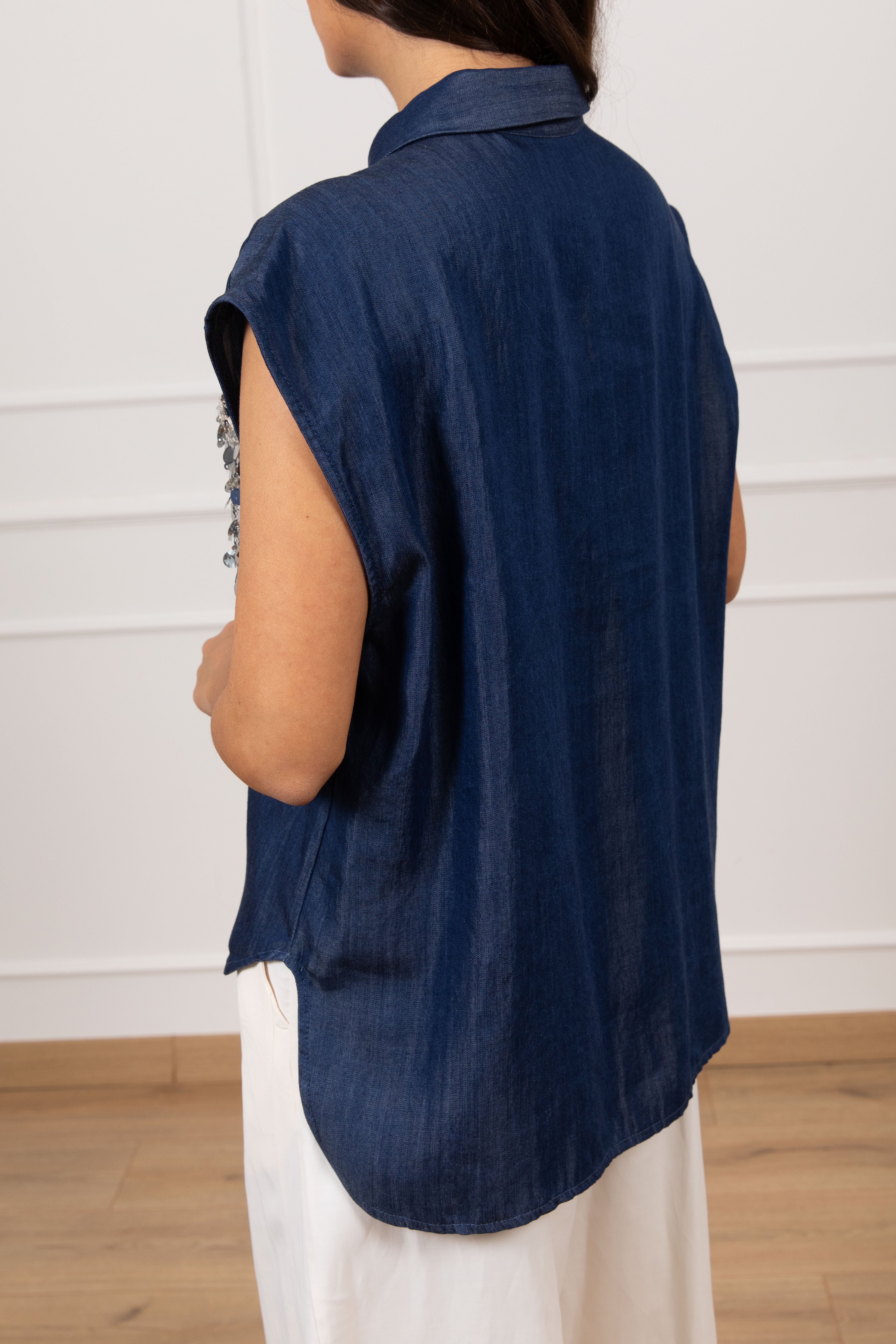 Camicia smanicata in chambrix blu con tasca paillettes Tensione IN