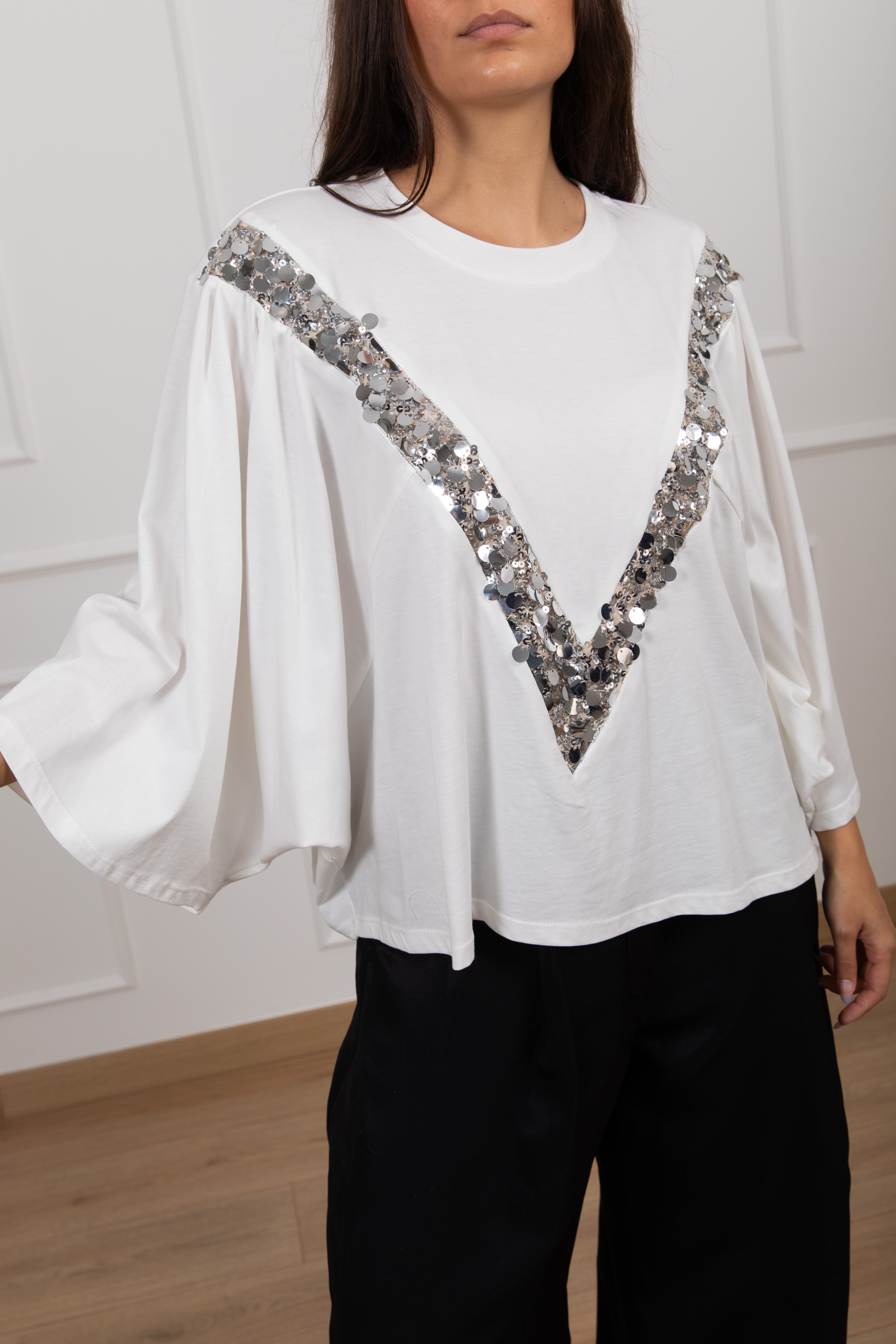 T-shirt manica pipistrello con "V" paillettes Tensione IN