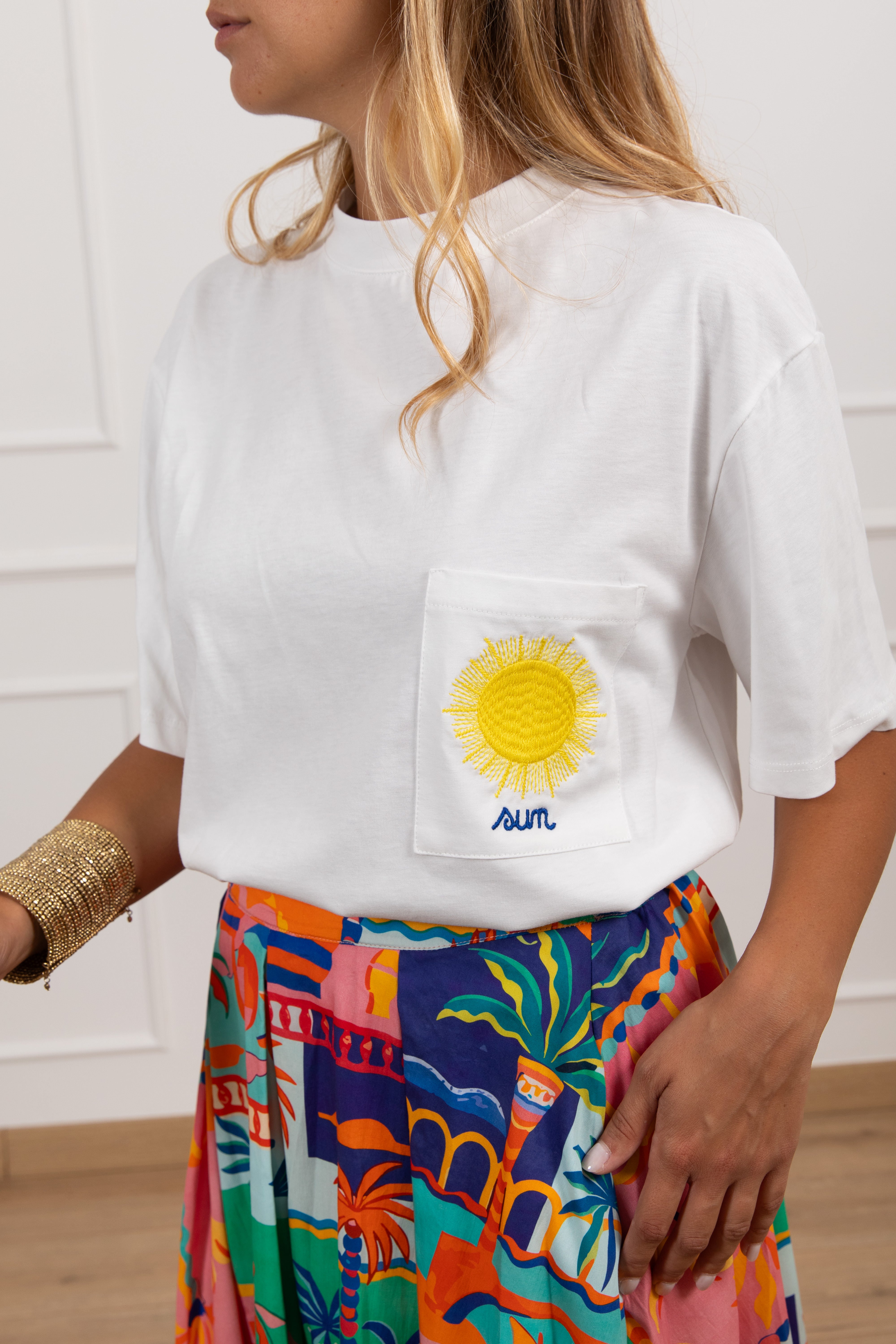 T-shirt over-size con tasca ricamata Tensione IN