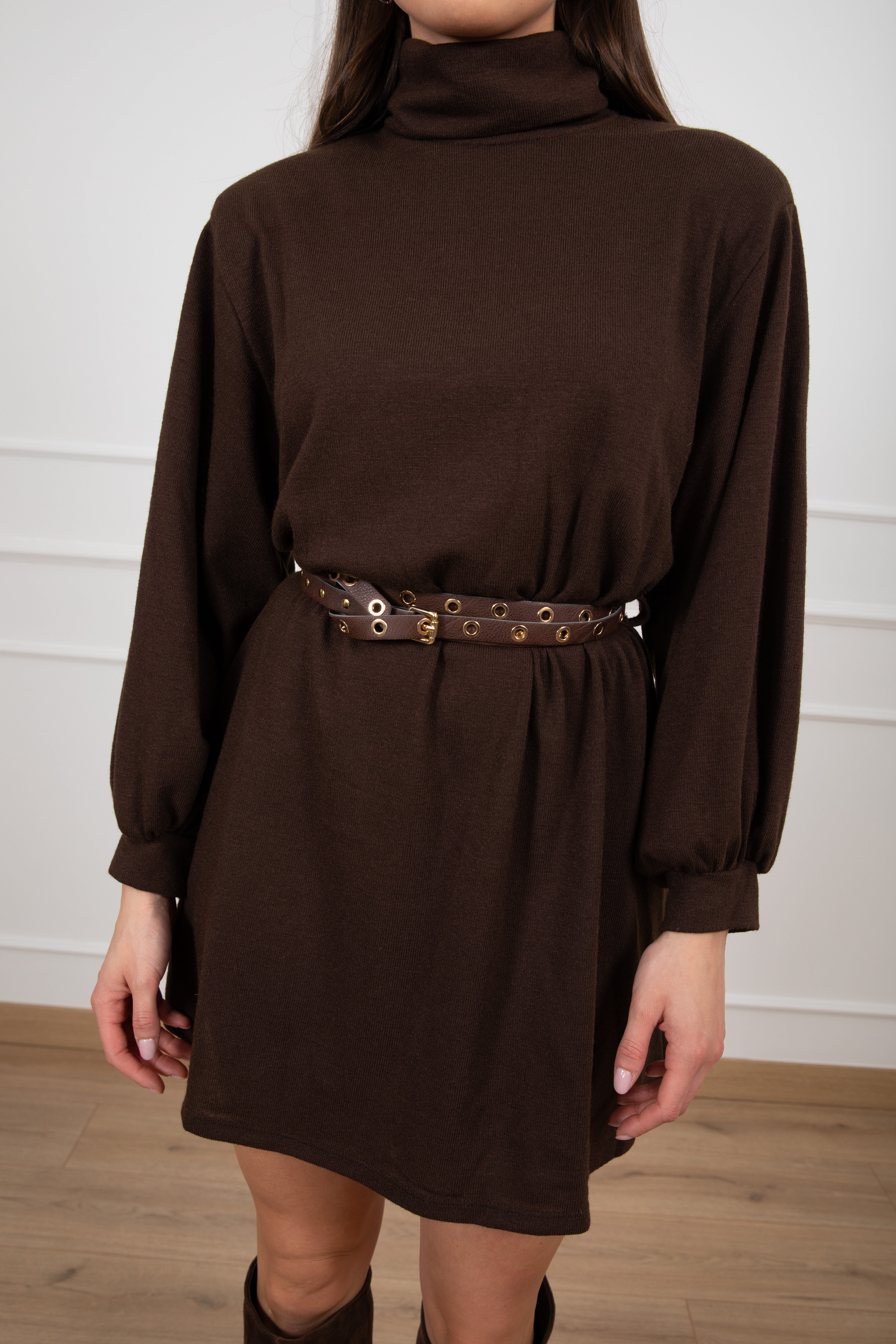 Abito a collo alto in maglia con spallina imbottita e cintura Motel