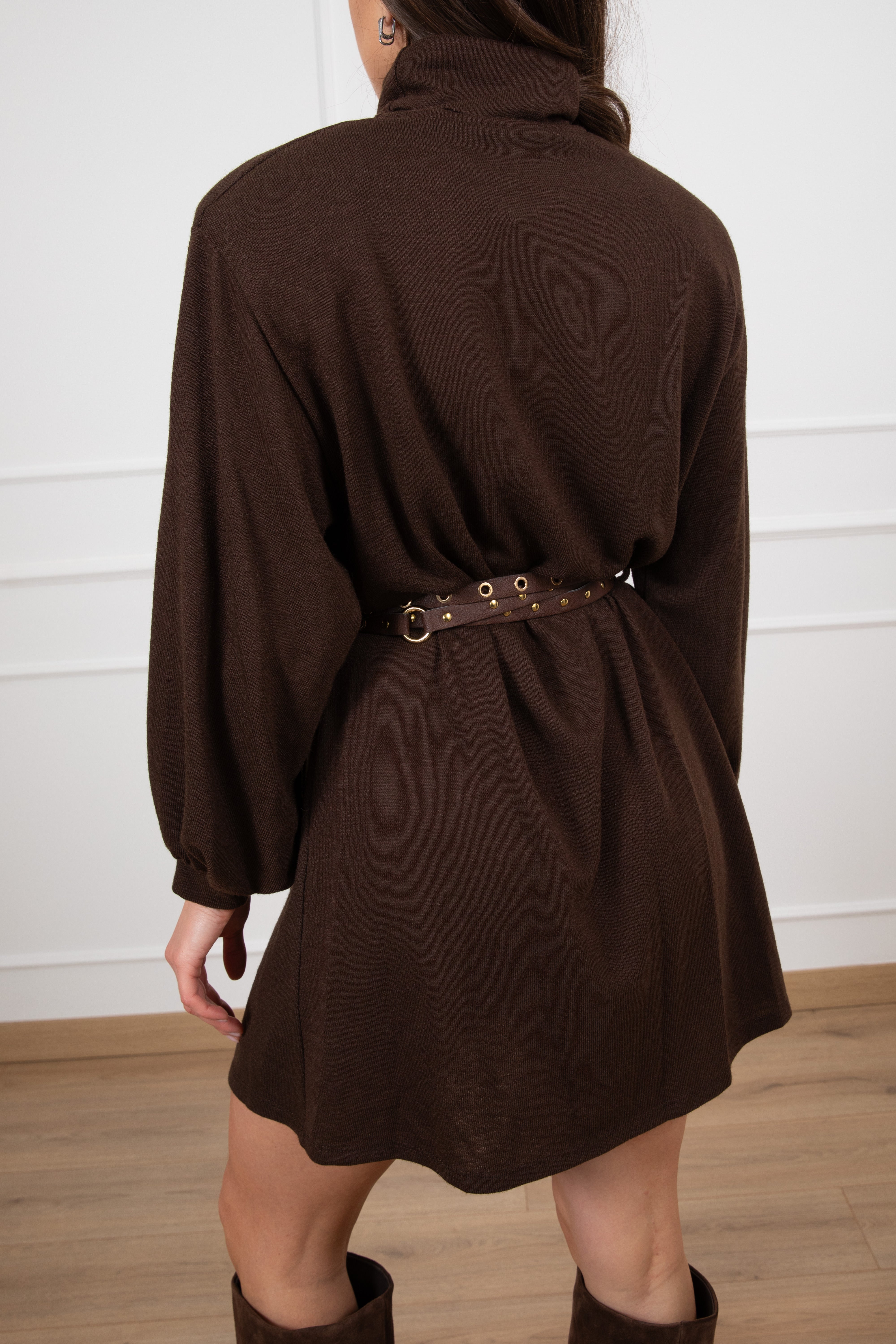 Abito a collo alto in maglia con spallina imbottita e cintura Motel