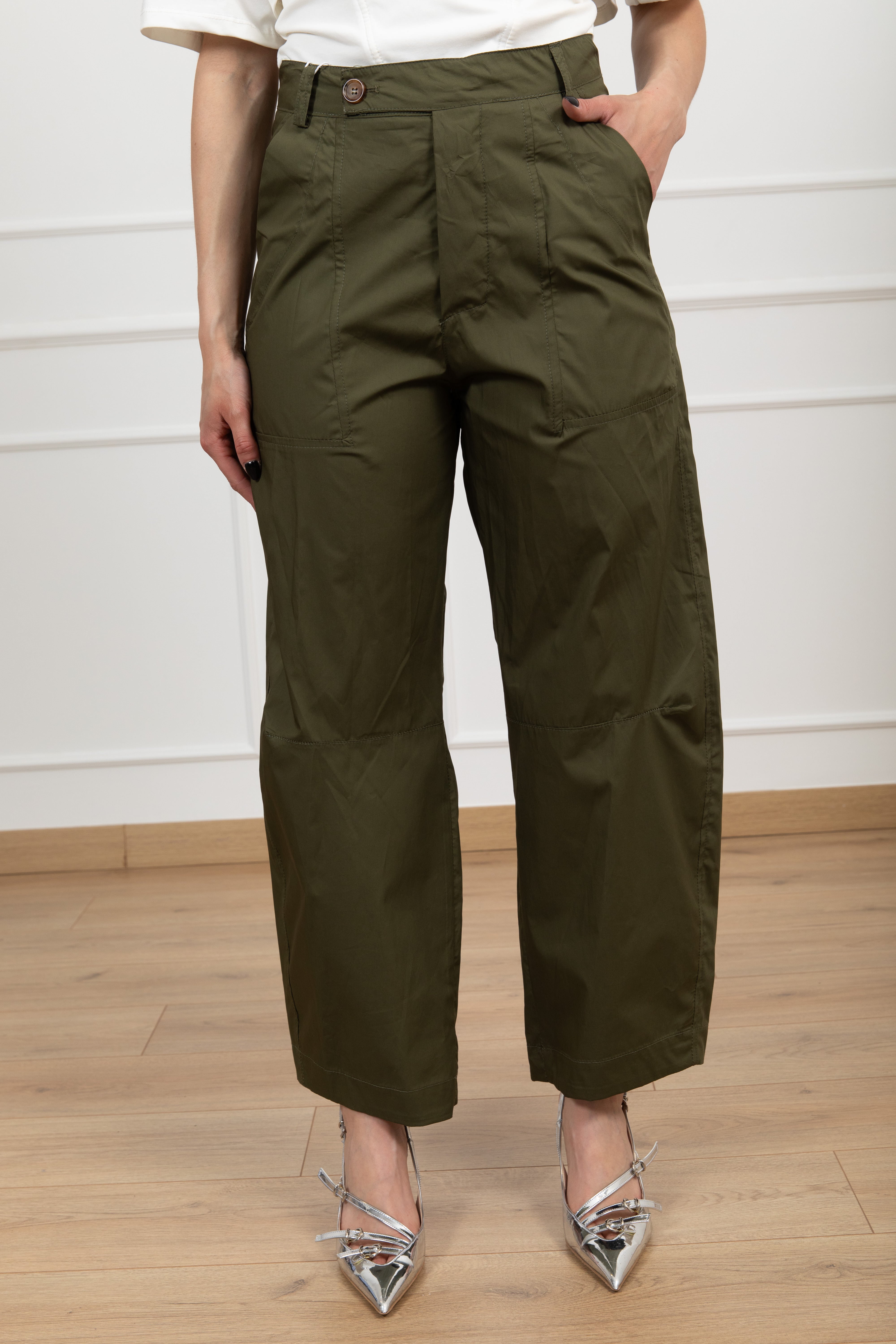 Pantalone carrot-fit in cotone leggero con bottone spostato Motel