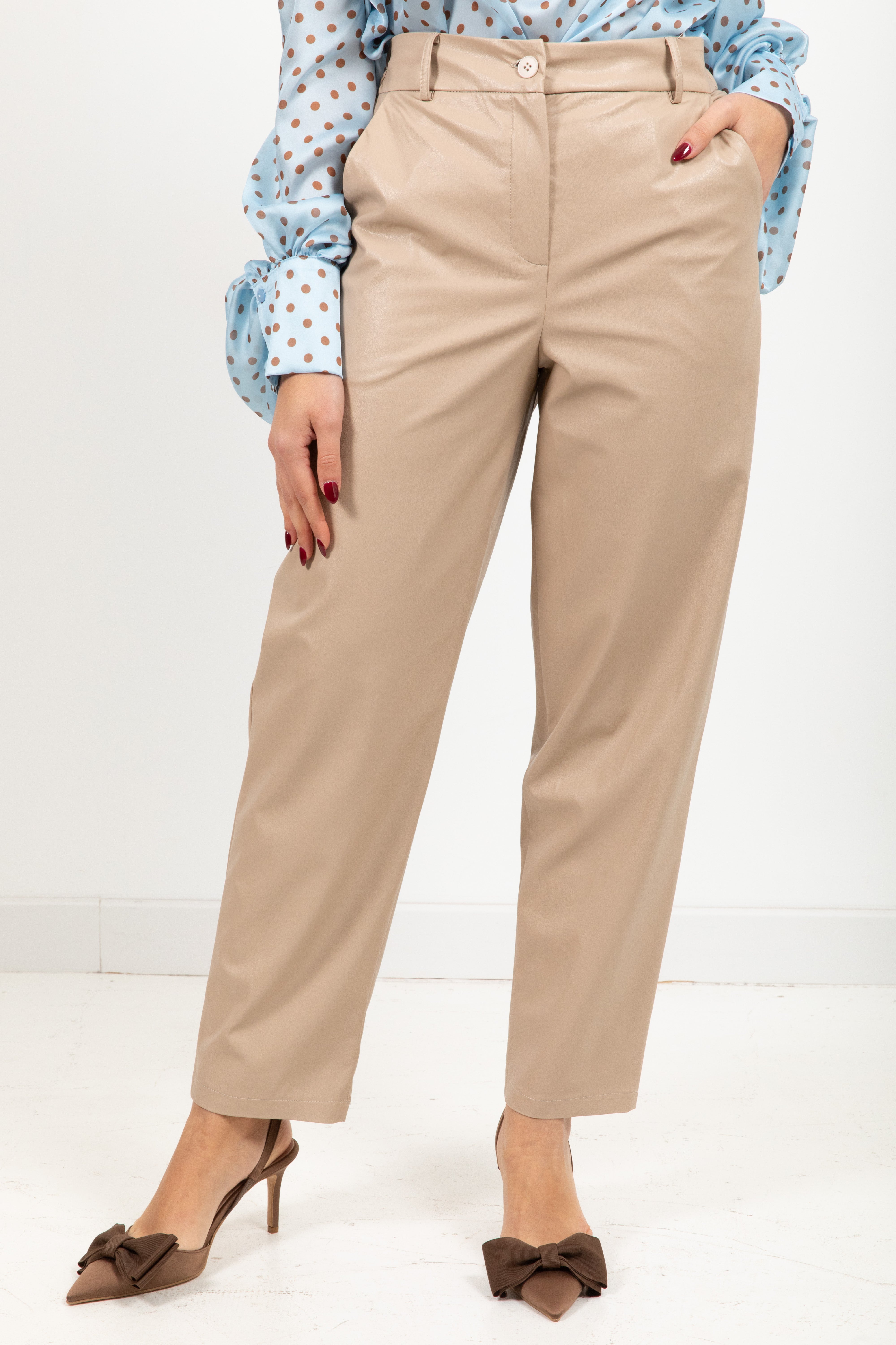 Pantalone carrot-fit in eco-pelle leggera con elastico sul retro Tensione IN