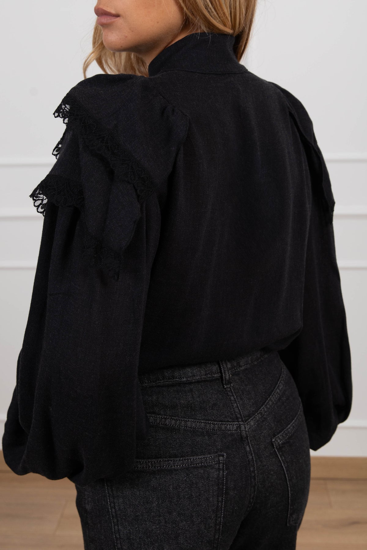 Camicia con rouches e pizzo variante nero Haveone