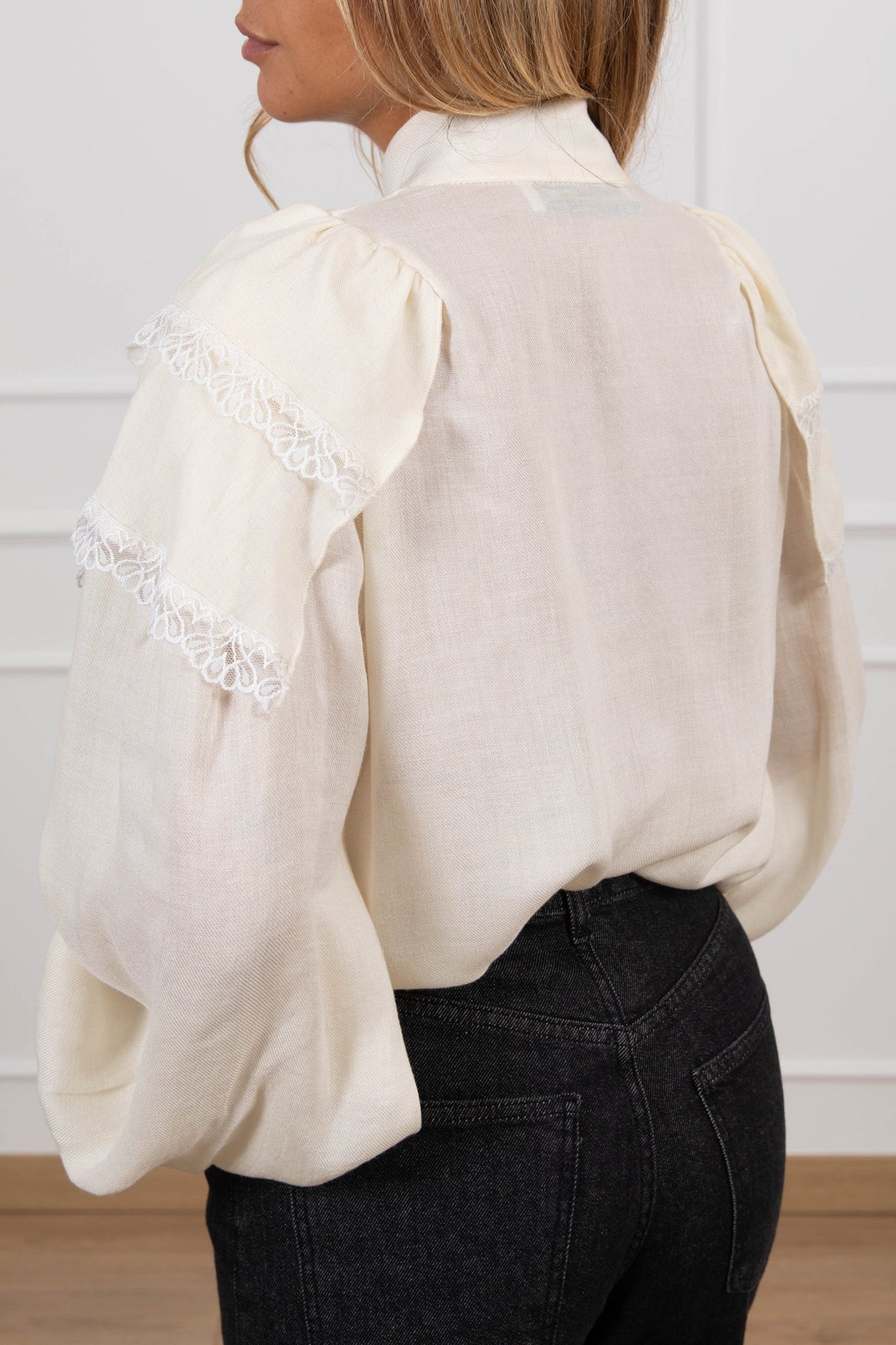 Camicia con rouches e pizzo variante burro Haveone