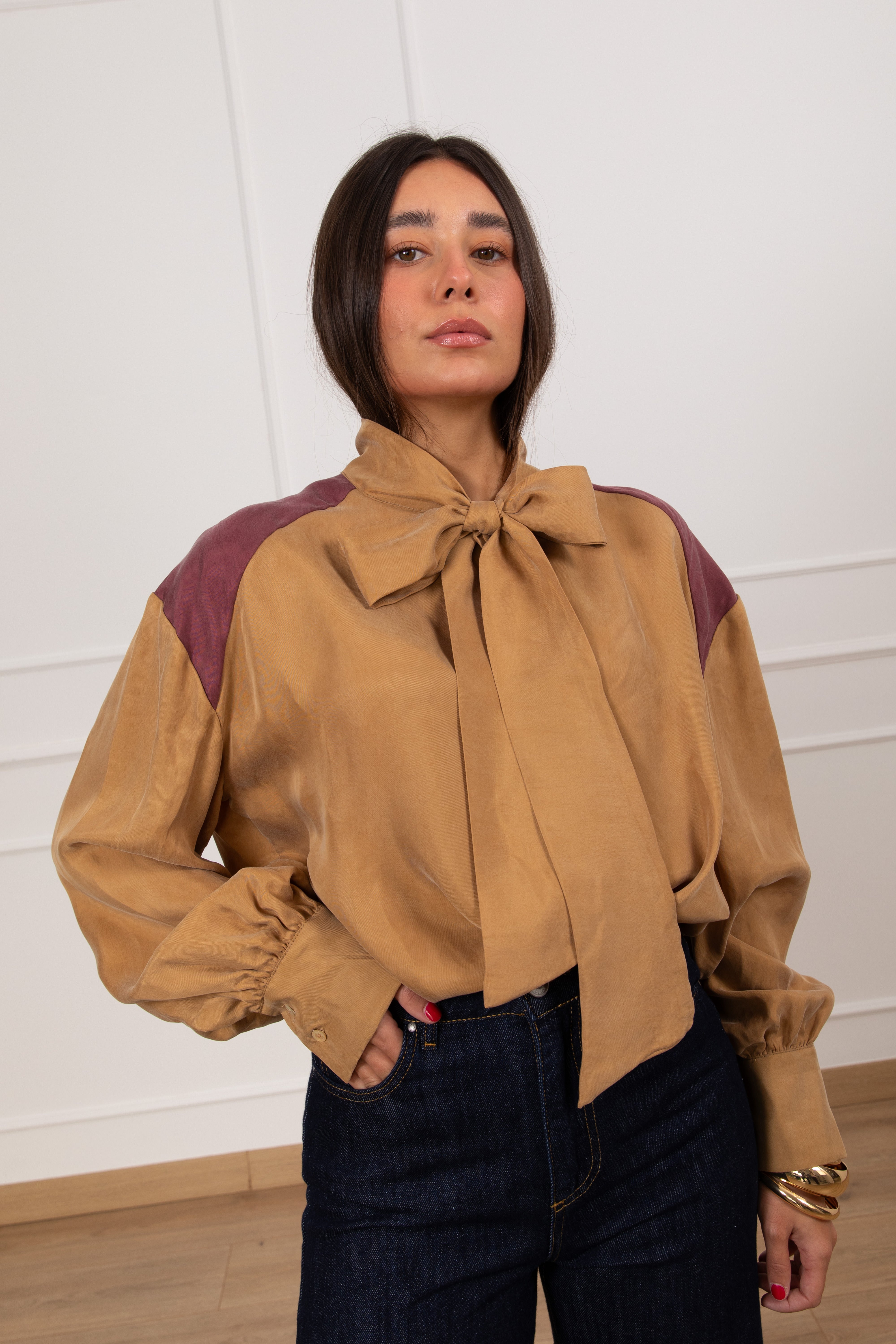 Blusa bi-color in cupro con fiocco Tensione IN