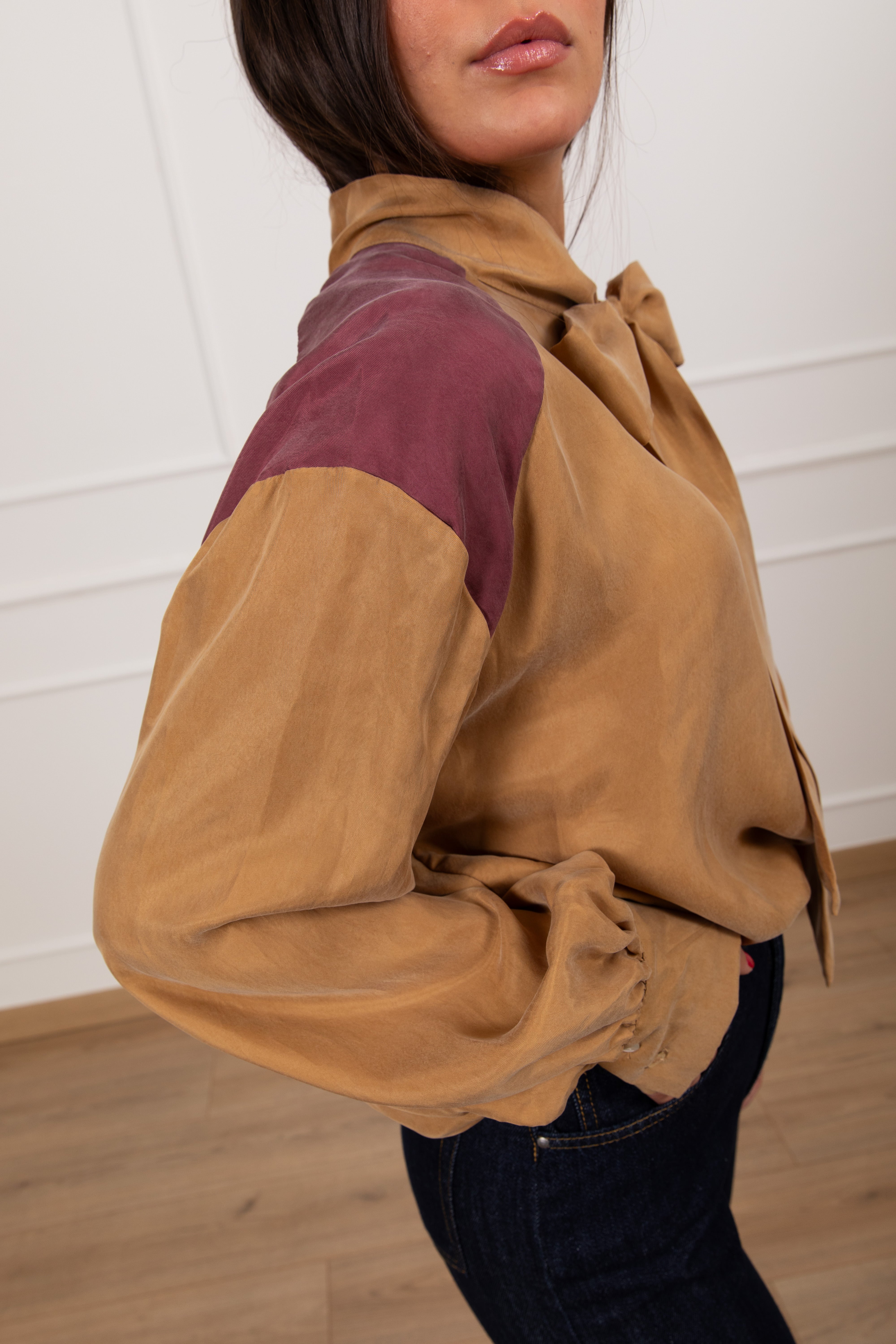 Blusa bi-color in cupro con fiocco Tensione IN