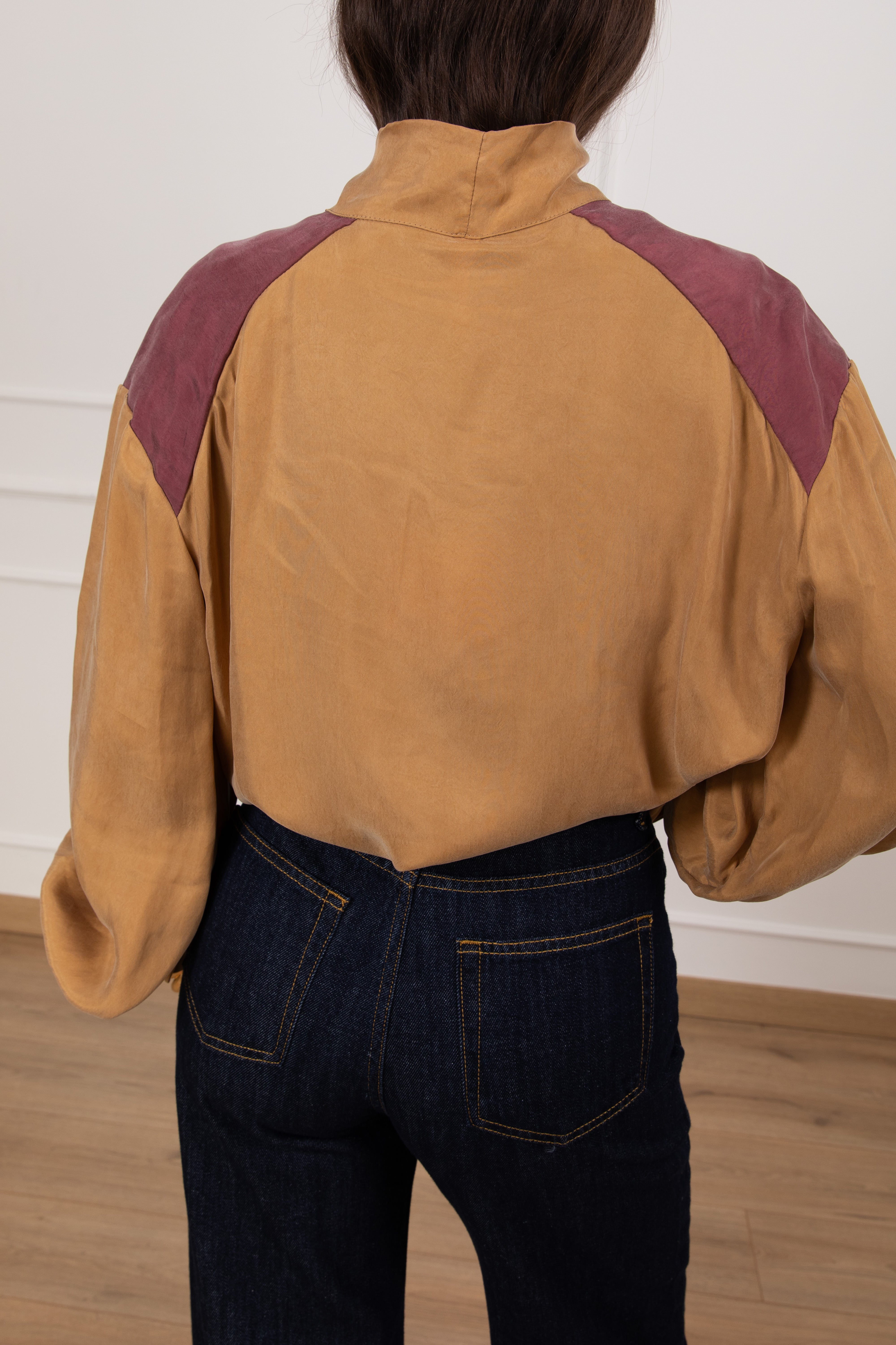 Blusa bi-color in cupro con fiocco Tensione IN