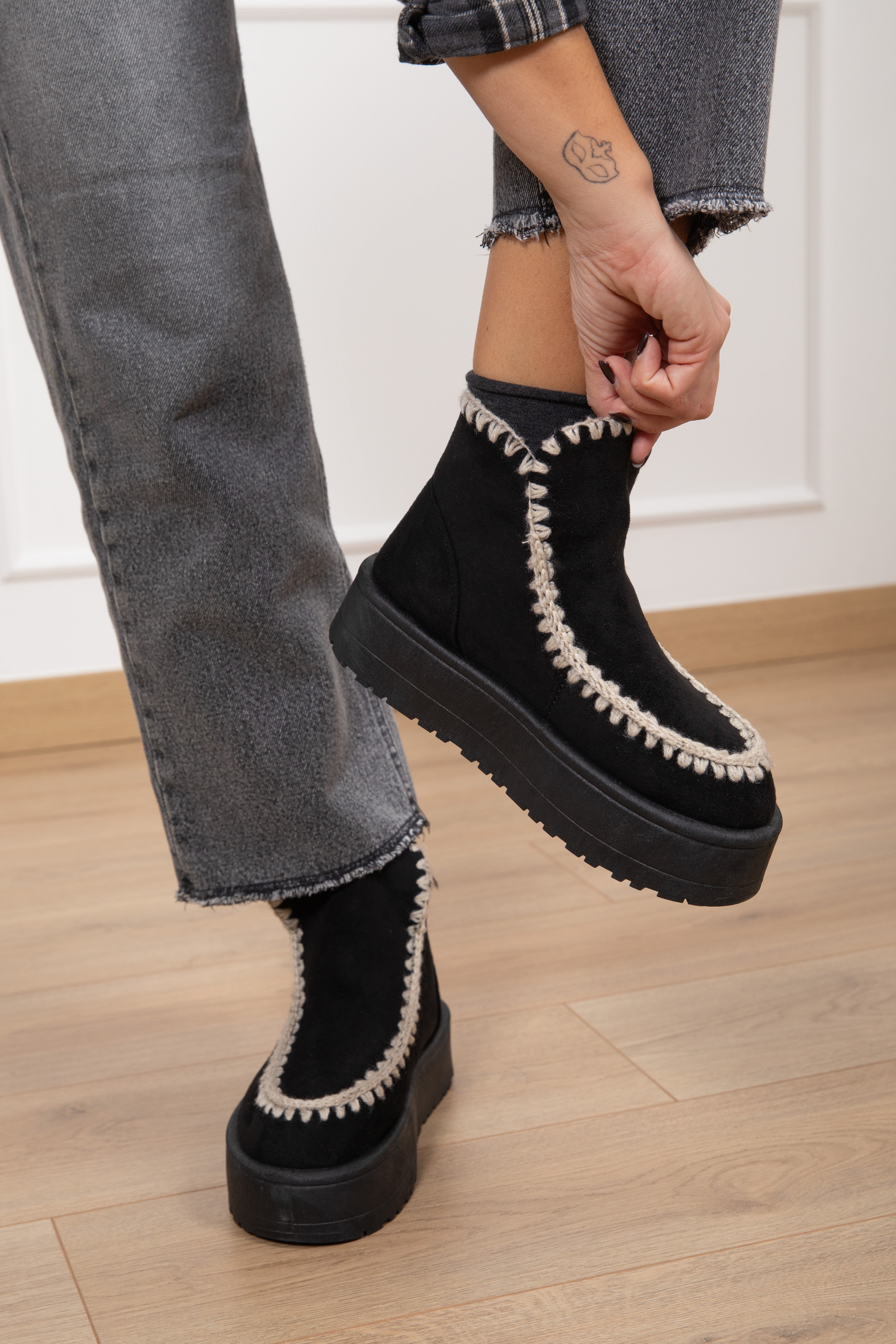 Stivaletto platform in camoscio con ricamo Susy Mix