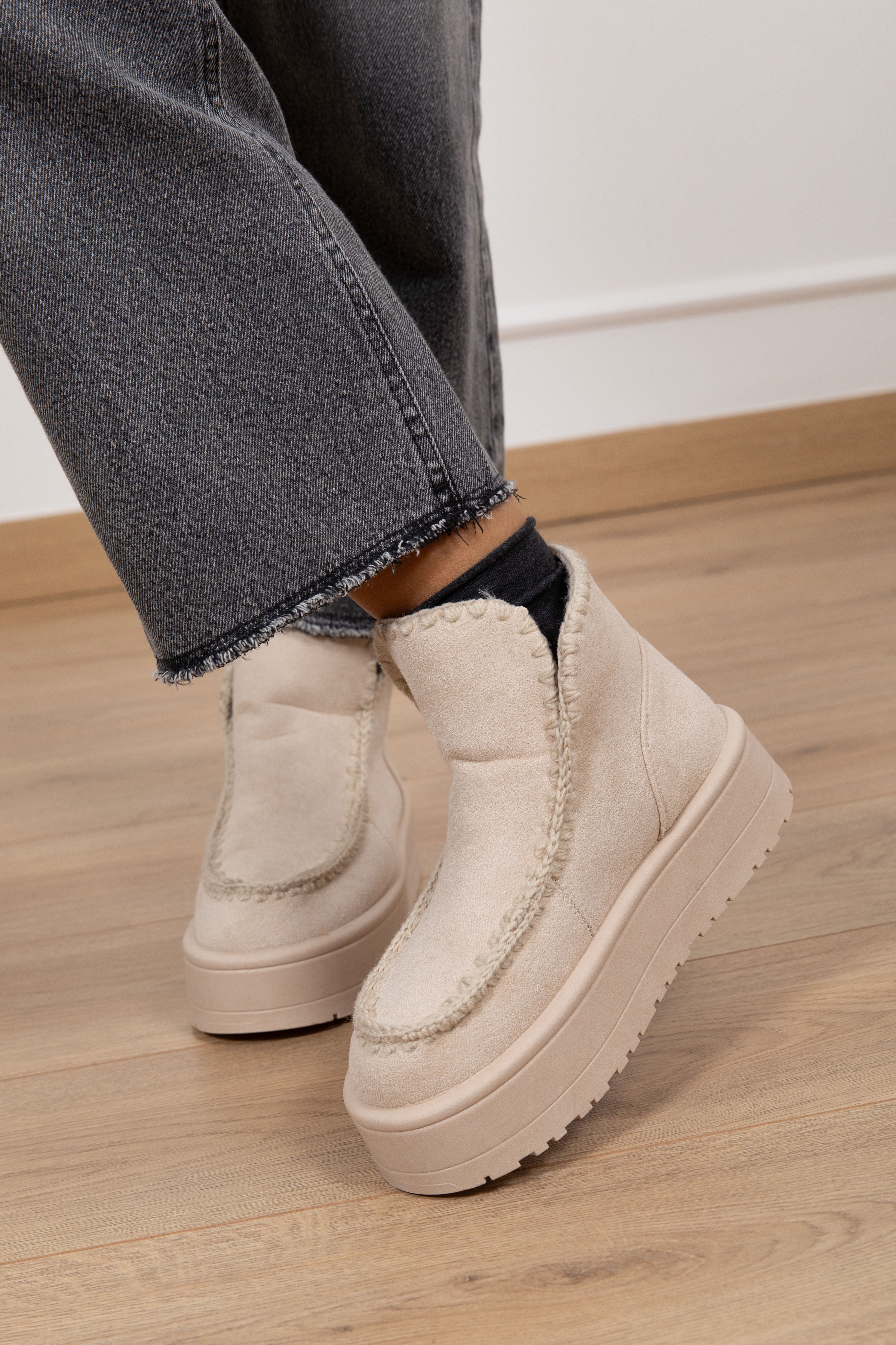 Stivaletto platform in camoscio con ricamo Susy Mix