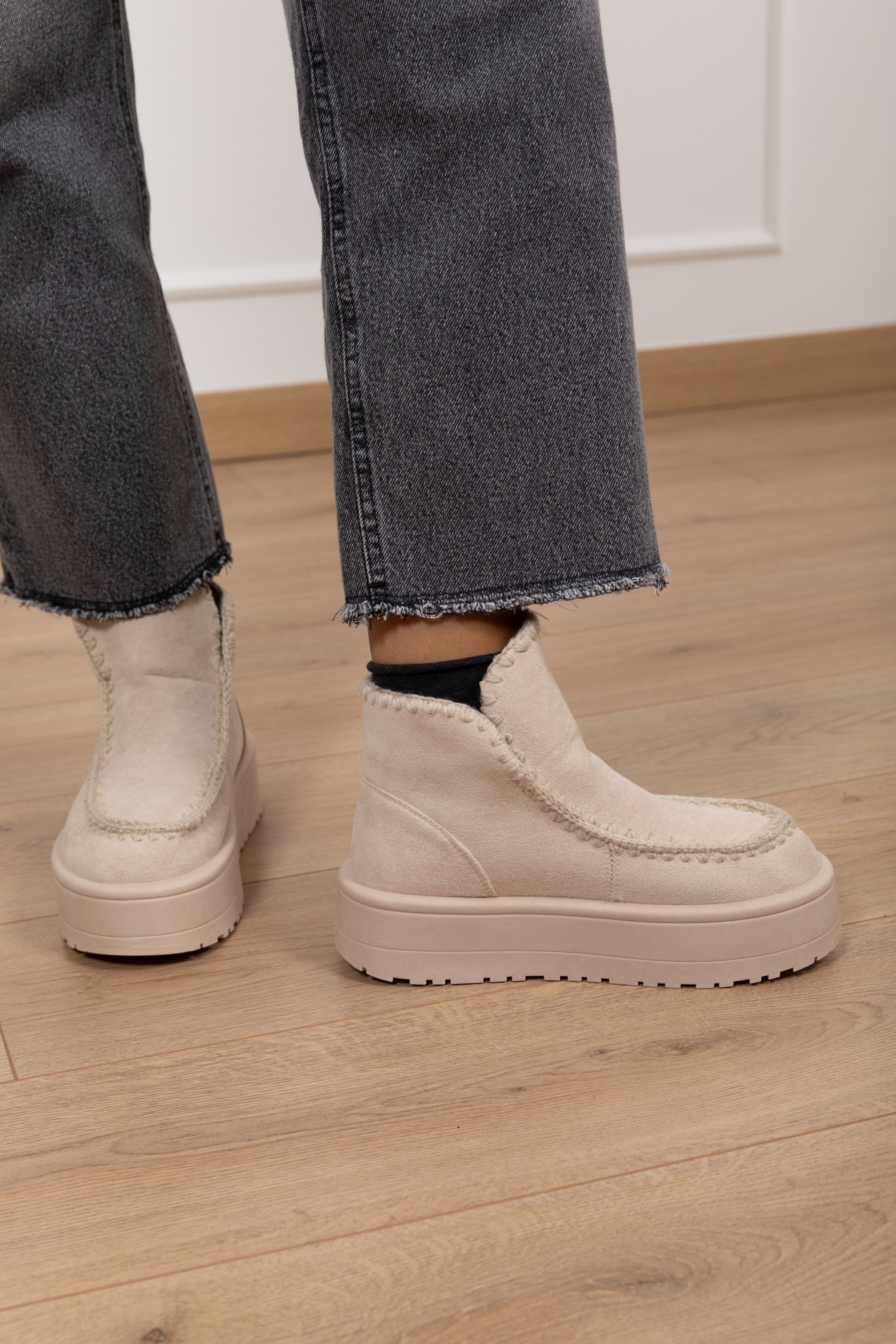 Stivaletto platform in camoscio con ricamo Susy Mix