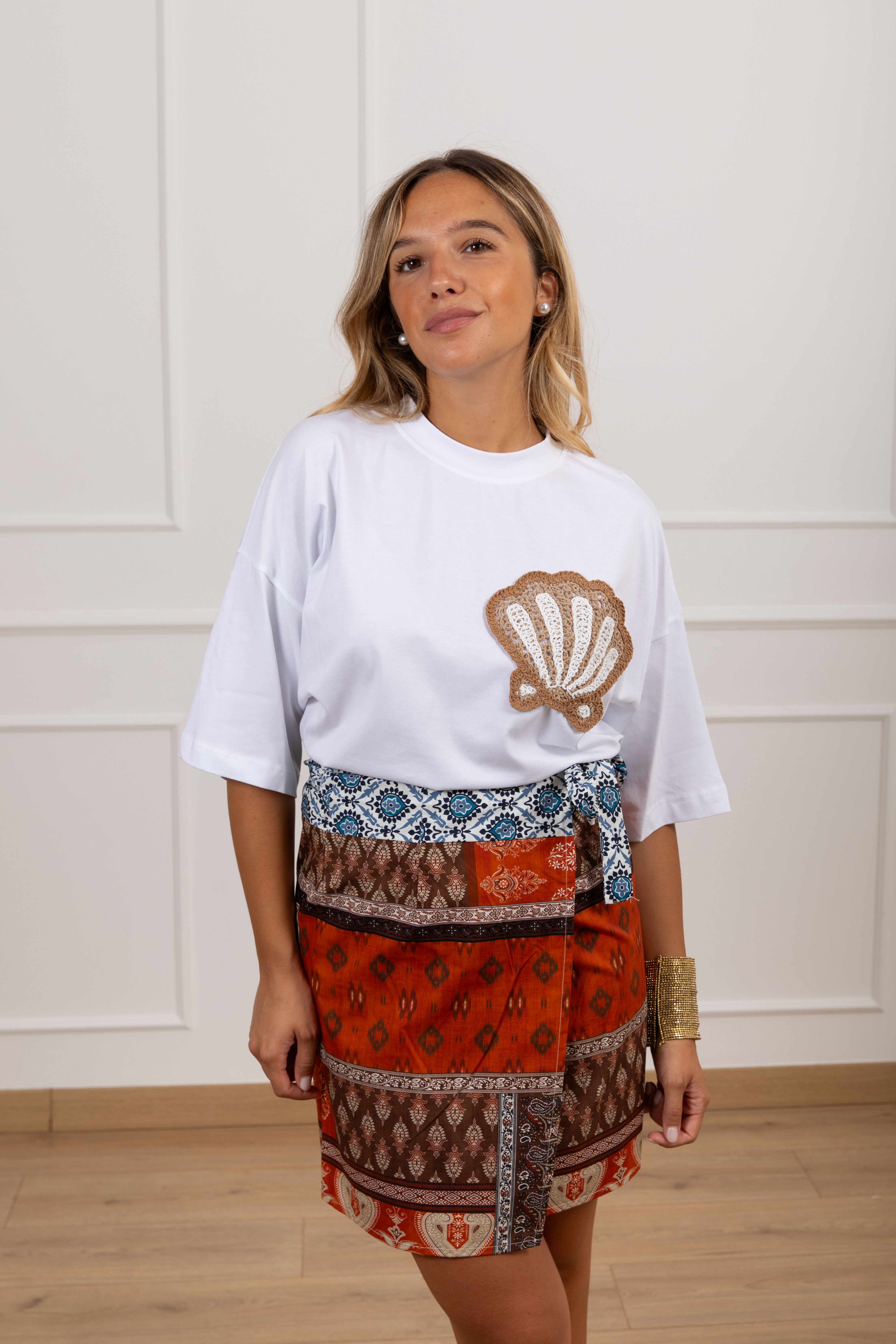 Coordinato t-shirt ricamo conchiglia e gonna corta pareo fantasia foulard ViCOLO