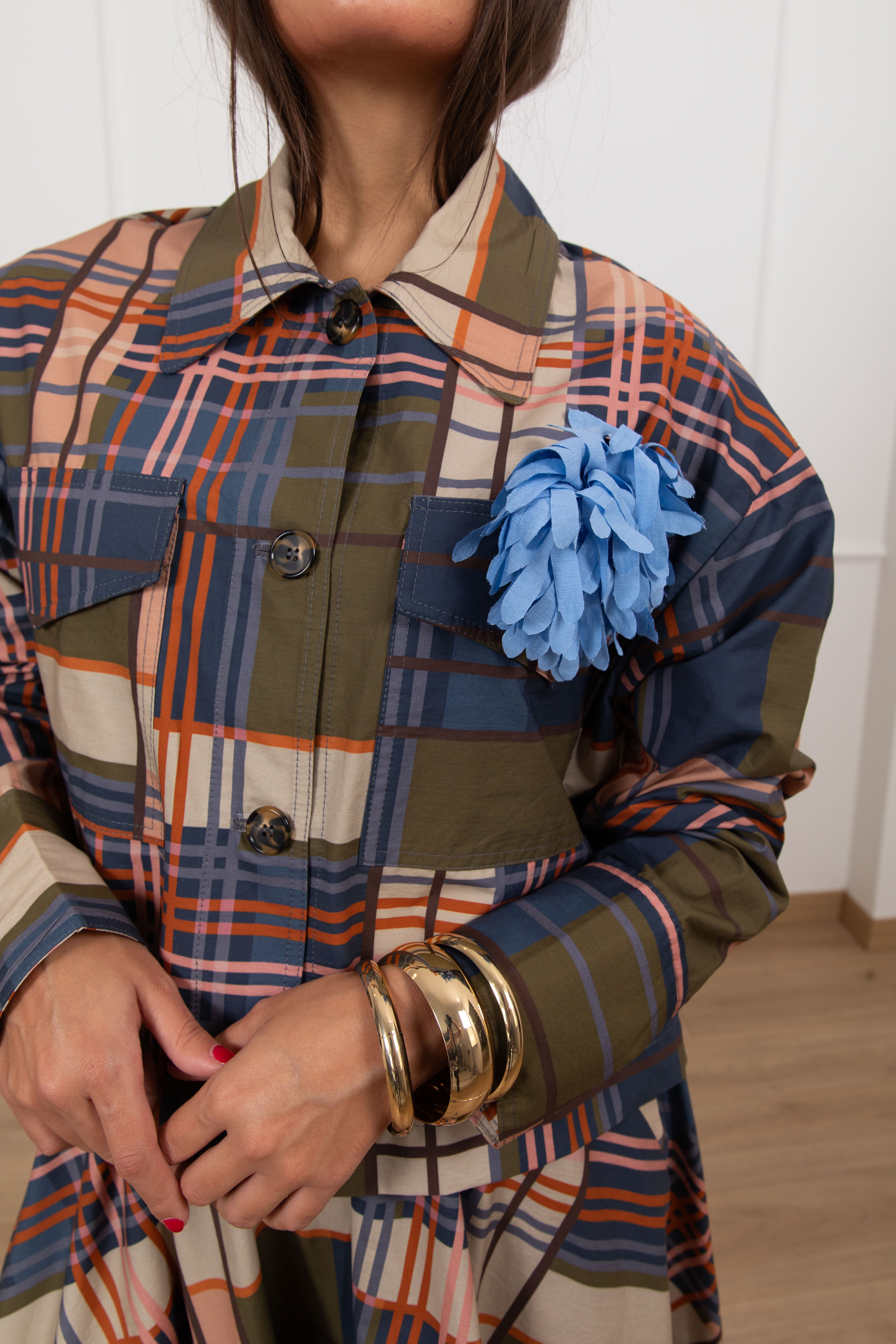 Giacca cropped motivo geometrico con spilla Dixie