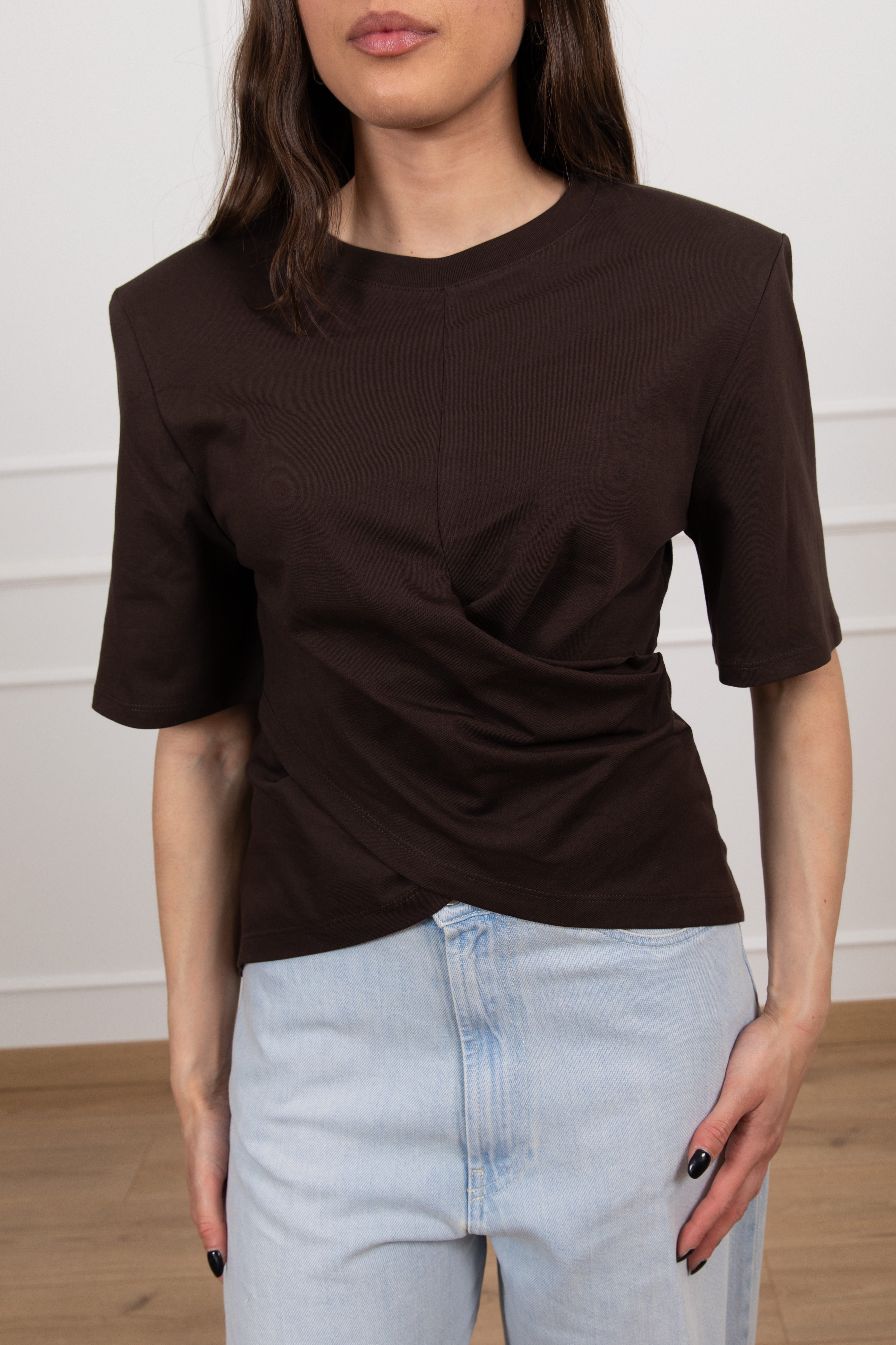 T-shirt con incrocio e spallina imbottita ViCOLO