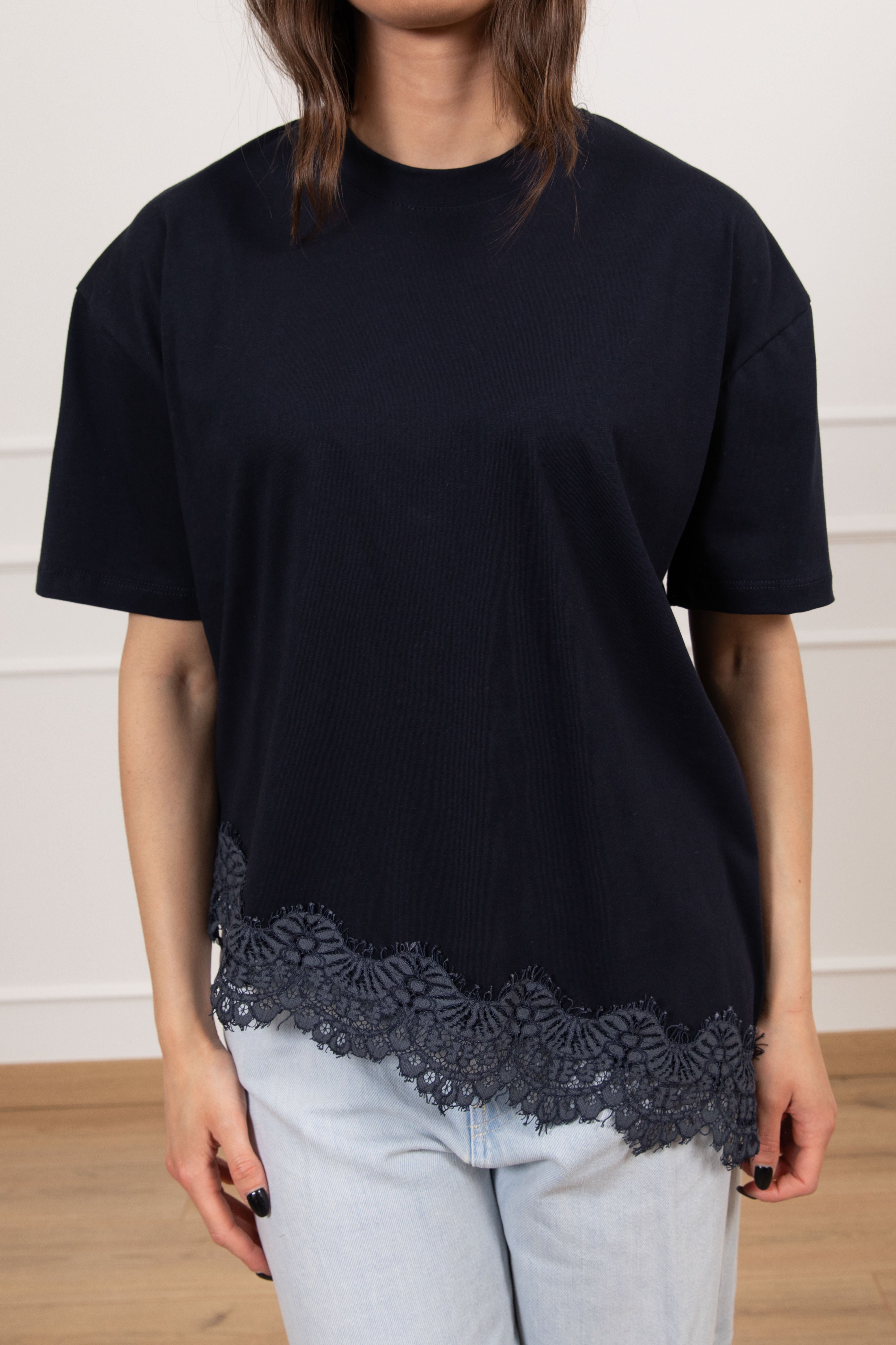 T-shirt con fondo asimmetrico in pizzo ViCOLO
