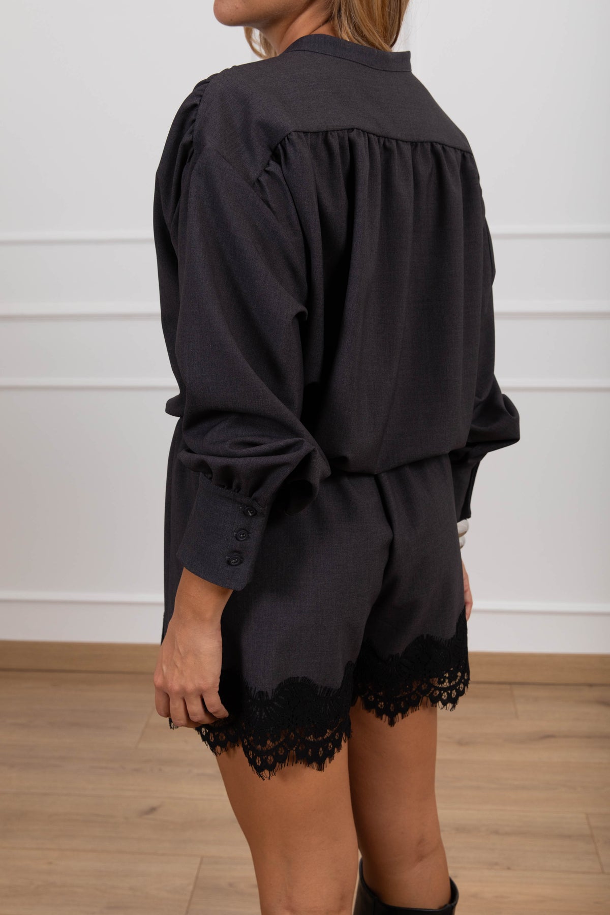 Jumpsuit corta con inserto pizzo variante antracite Tensione IN