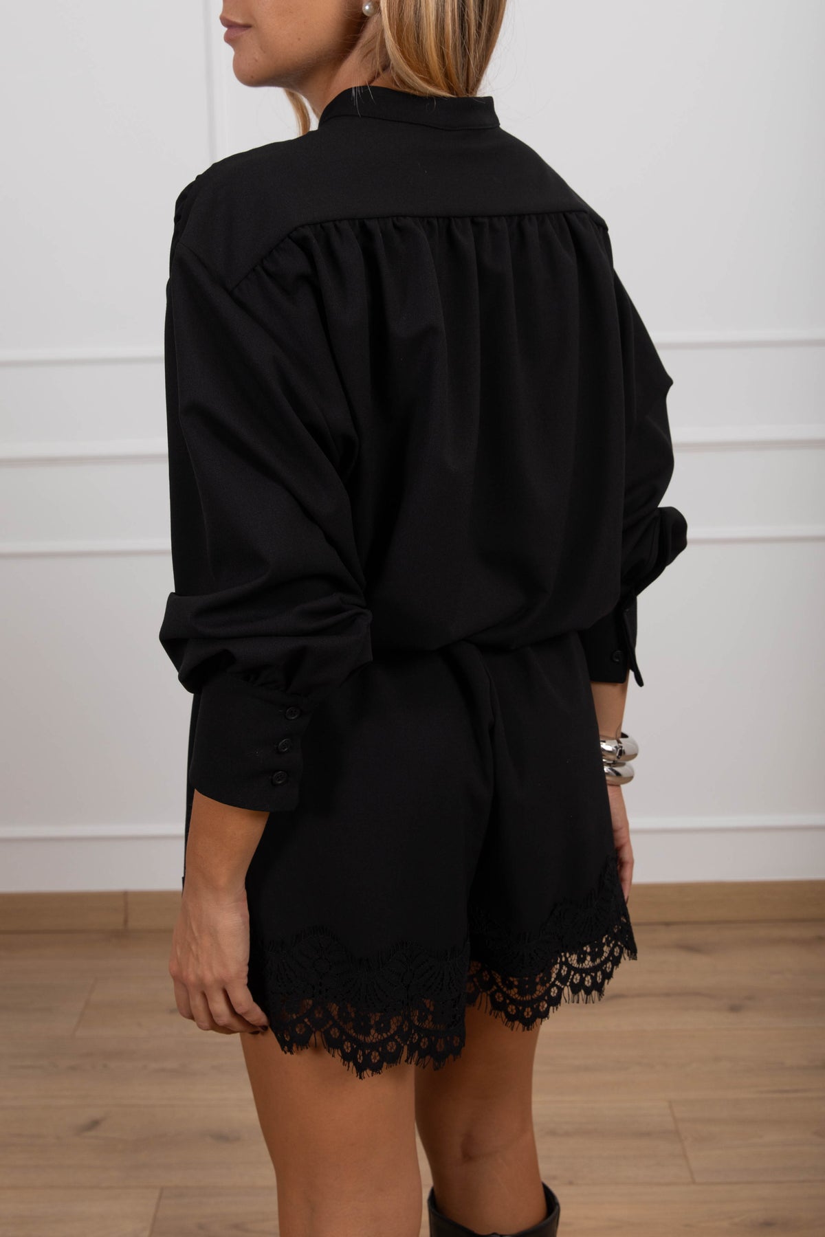 Jumpsuit corta con inserto pizzo variante nero Tensione IN
