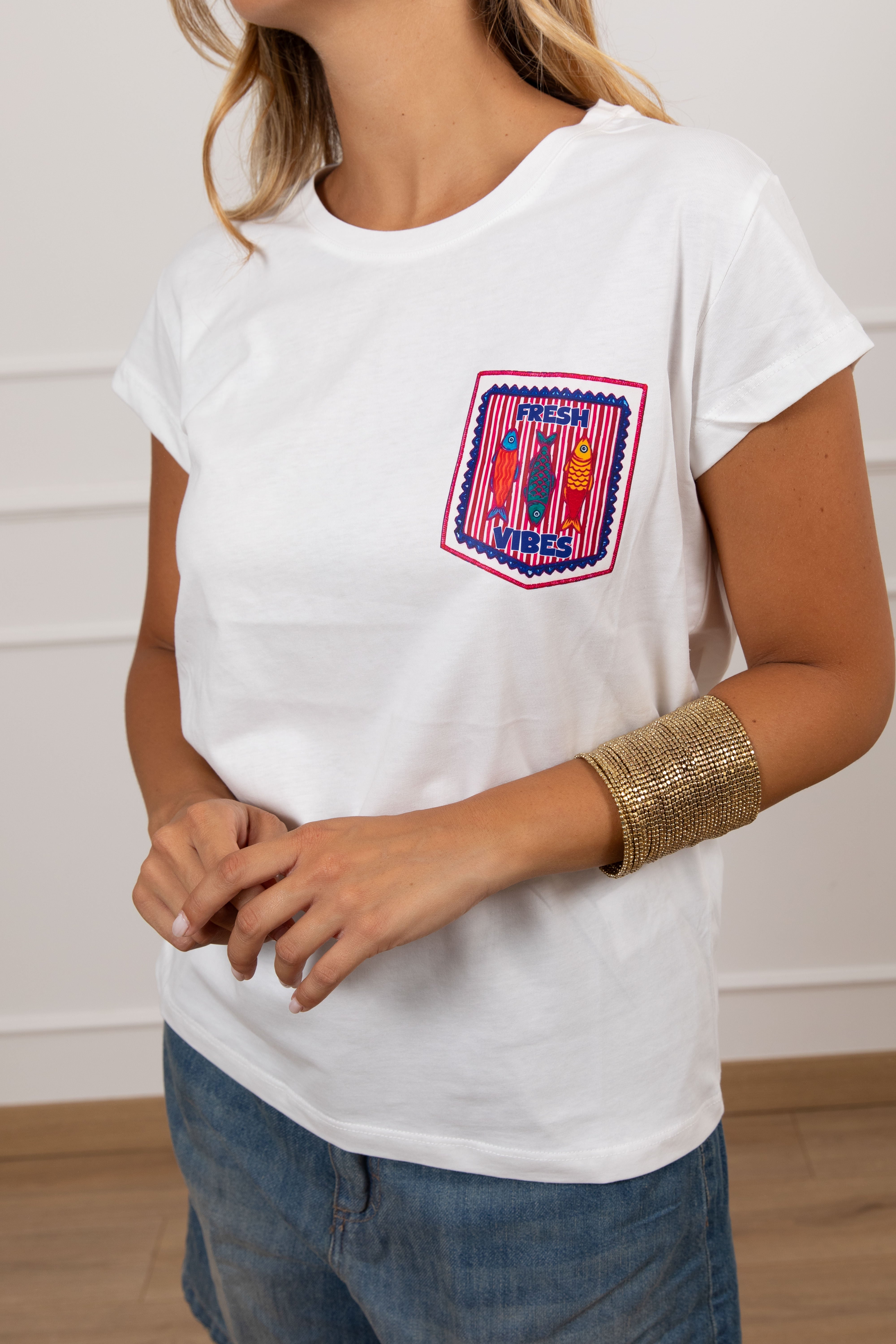 T-shirt con stampa taschino "Fresh Vibes" ViCOLO