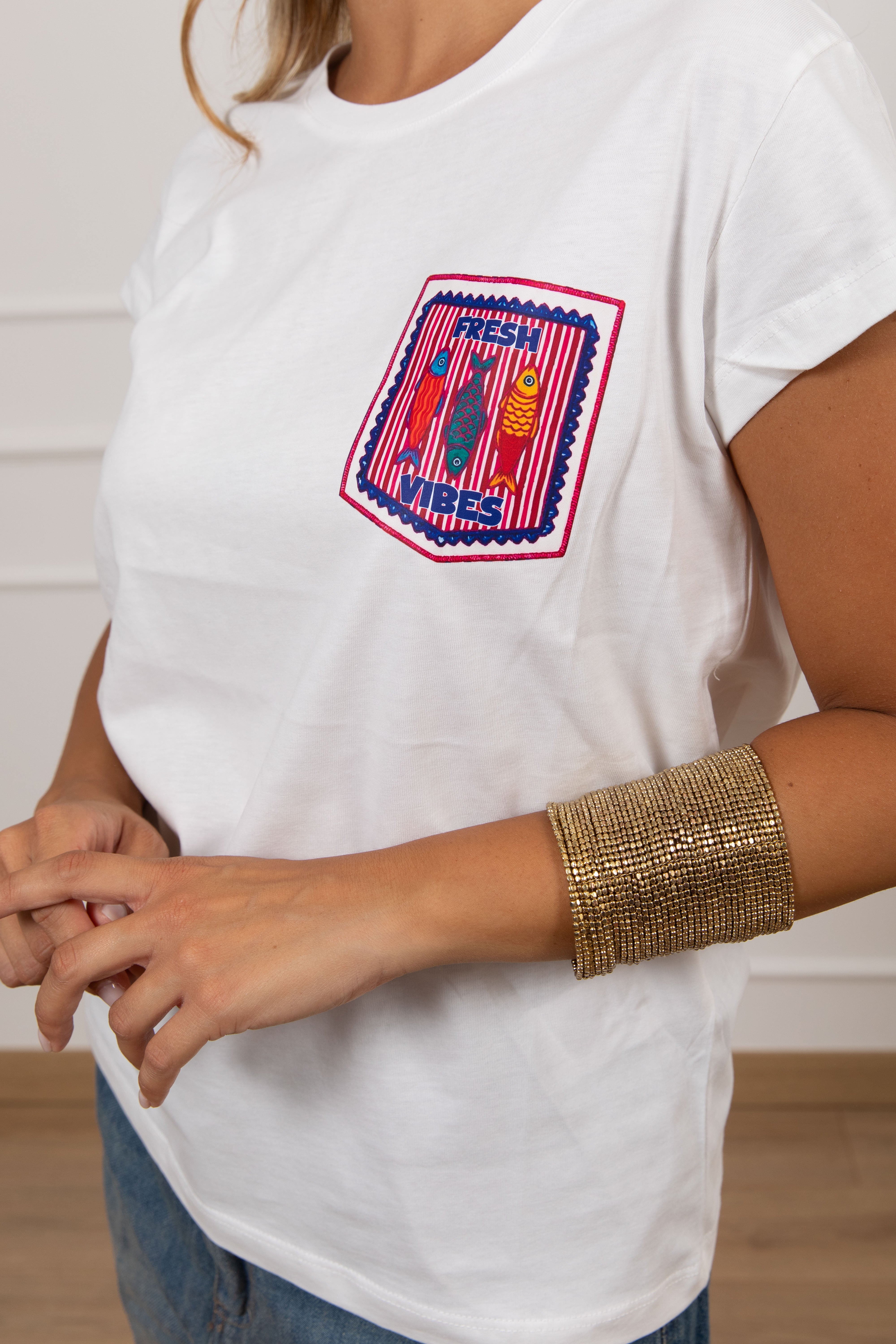 T-shirt con stampa taschino "Fresh Vibes" ViCOLO